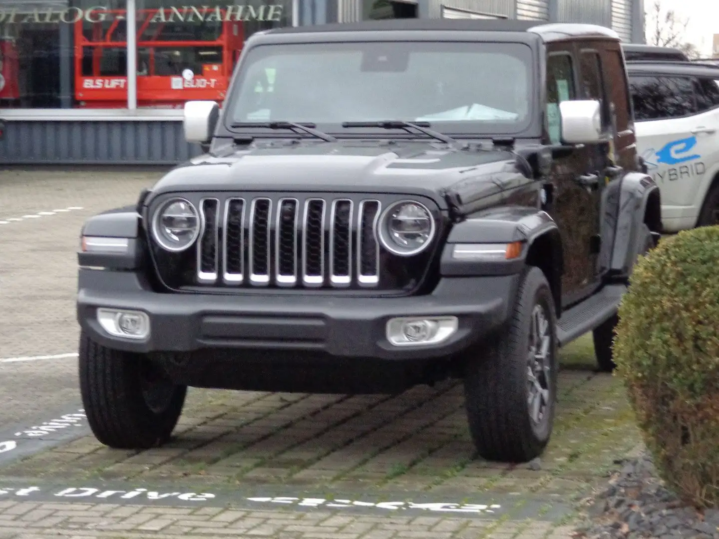 Jeep Wrangler Unlimited PHEV Sahara MY22 Schwarz - 1