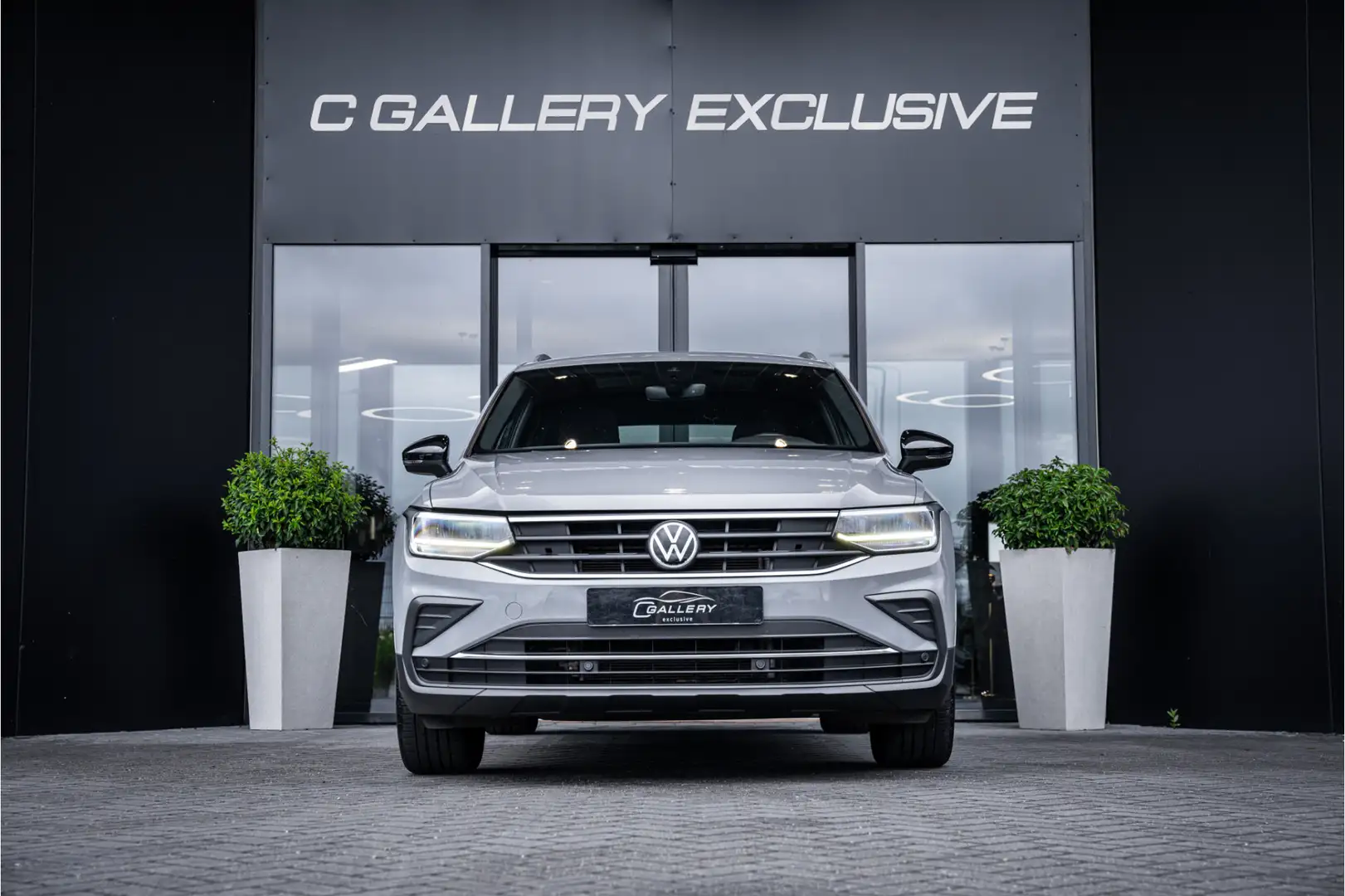 Volkswagen Tiguan 1.5 TSI MY21 - Panorama | ACC | Stoelverwarming | Grijs - 2