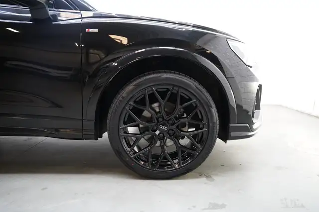 Audi Q3 view 8