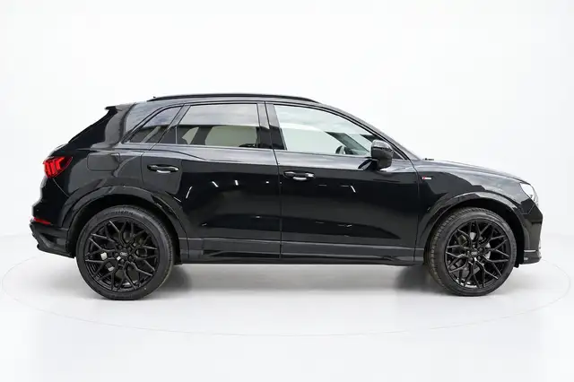Audi Q3 view 4