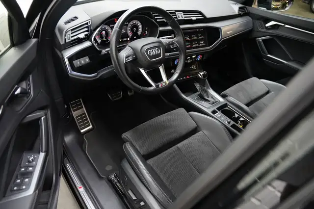 Audi Q3 view 11
