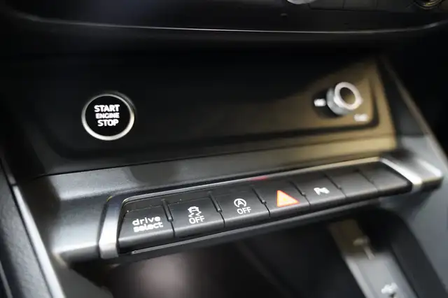 Audi Q3 view 19