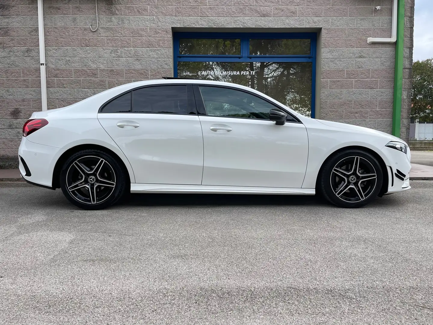 Mercedes-Benz A 180 D PREMIUM AUT. SEDAN AMG TETTO PANORAMICO Blanc - 2