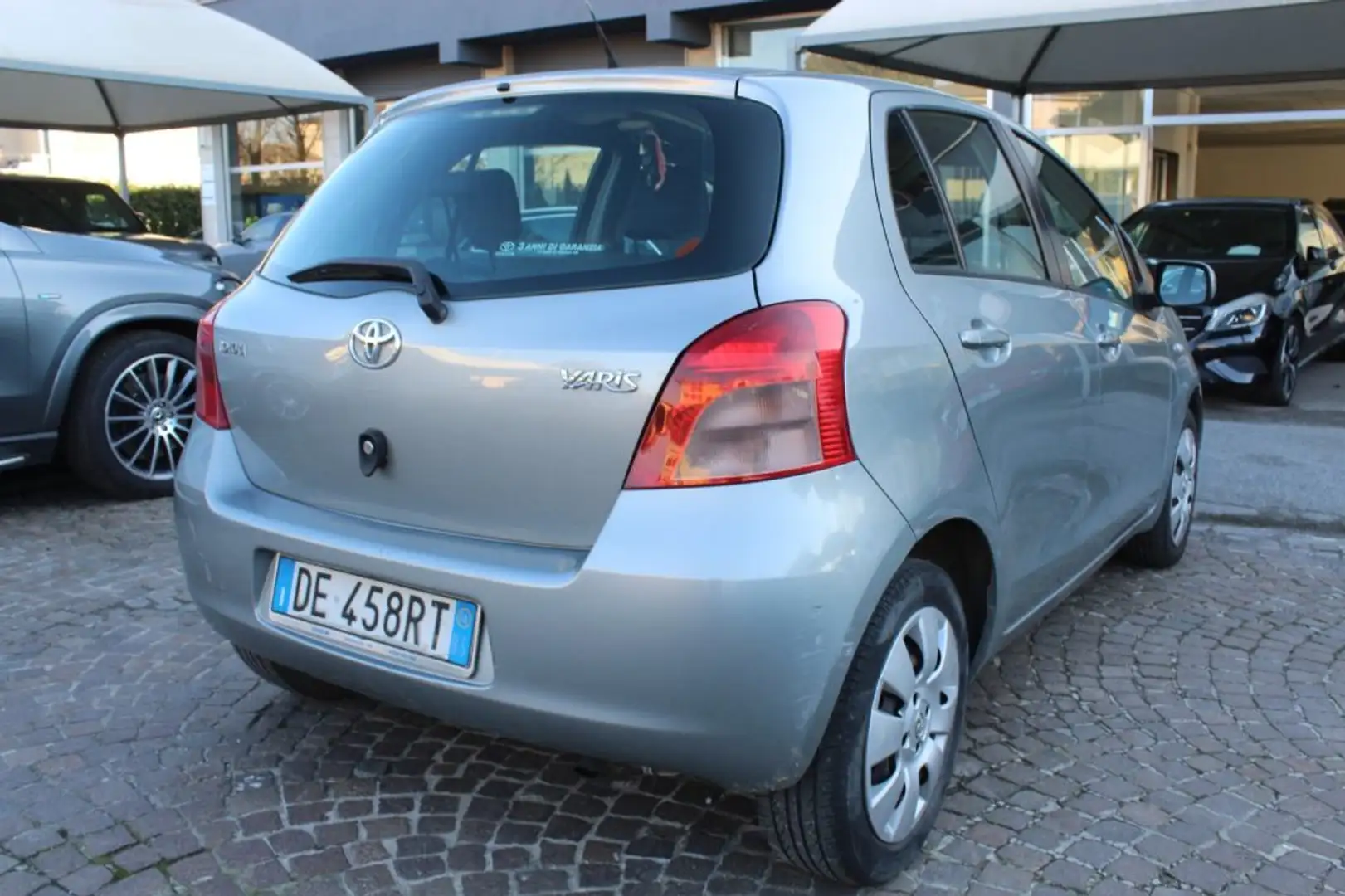 Toyota Yaris 1.0 5 porte Grigio - 2