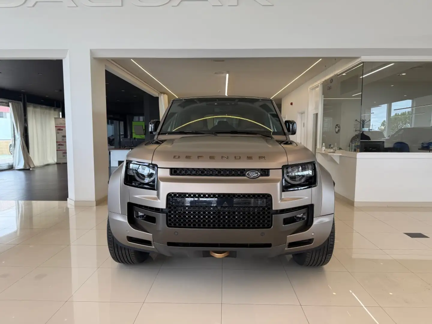 Land Rover Defender 110 4.4 V8 MHEV Octa AWD Aut. 635 Beige - 2