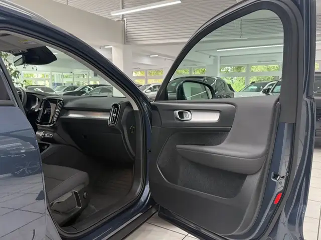 Volvo XC40 view 8