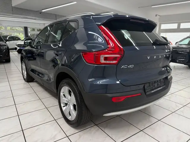 Volvo XC40 view 2
