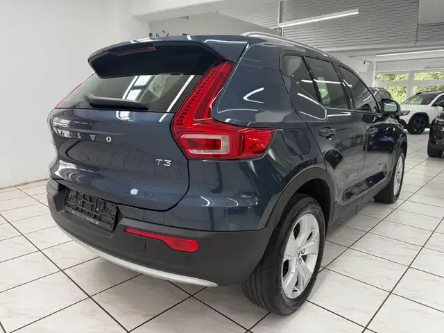 Volvo XC40 view 3