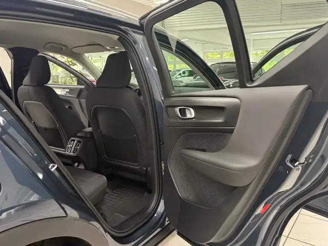 Volvo XC40 view 9