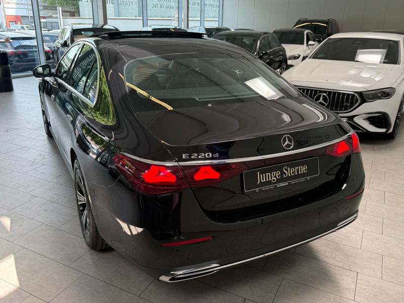 Mercedes-Benz E 220 d AVANTGARDE ADV.+18"+PANORAMA+WINTERPAKET — photo 6