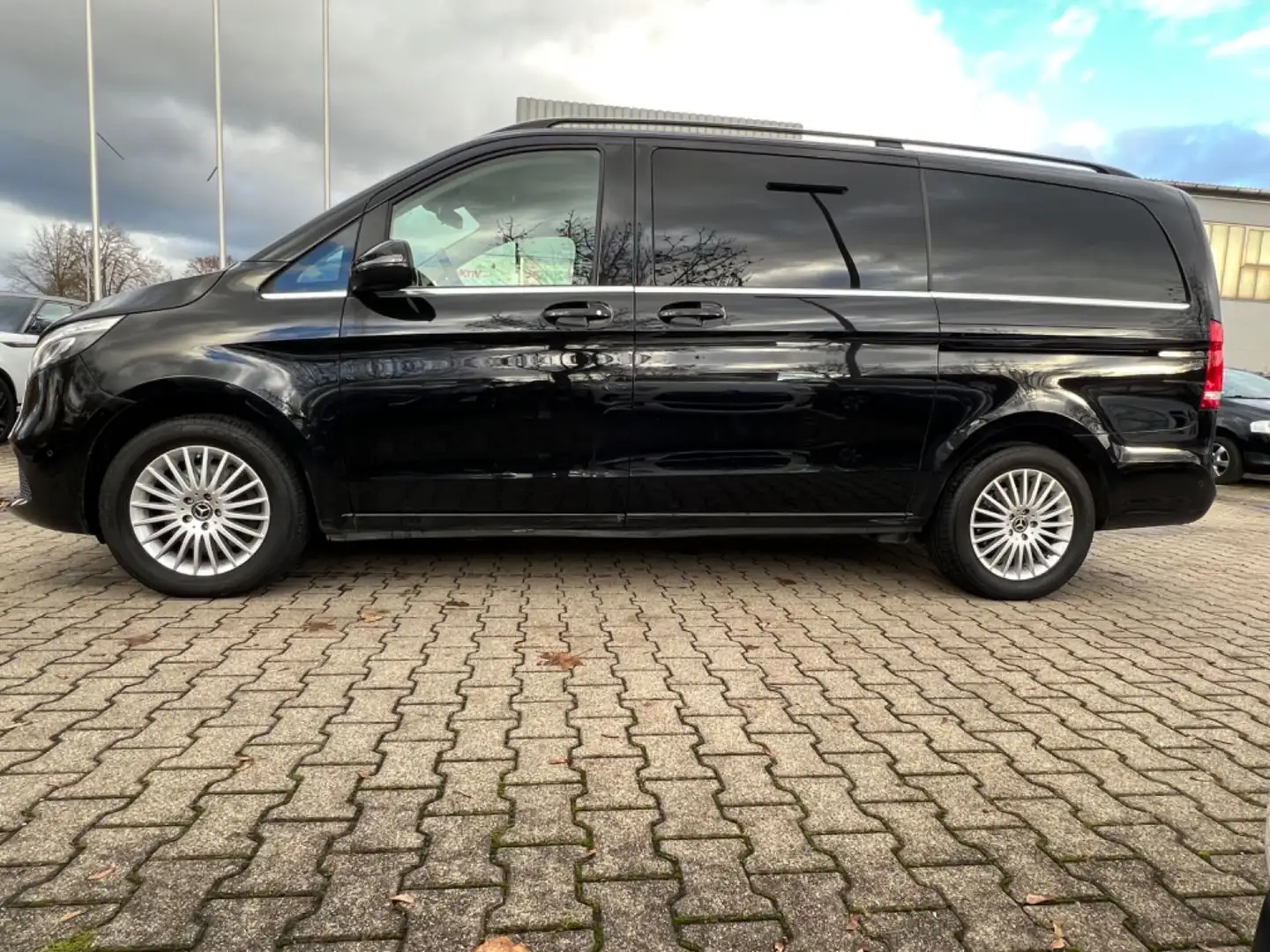 Mercedes-Benz V 300 Avantgarde Edit. Long* 4 Matic 9G-Tronic Schwarz - 2