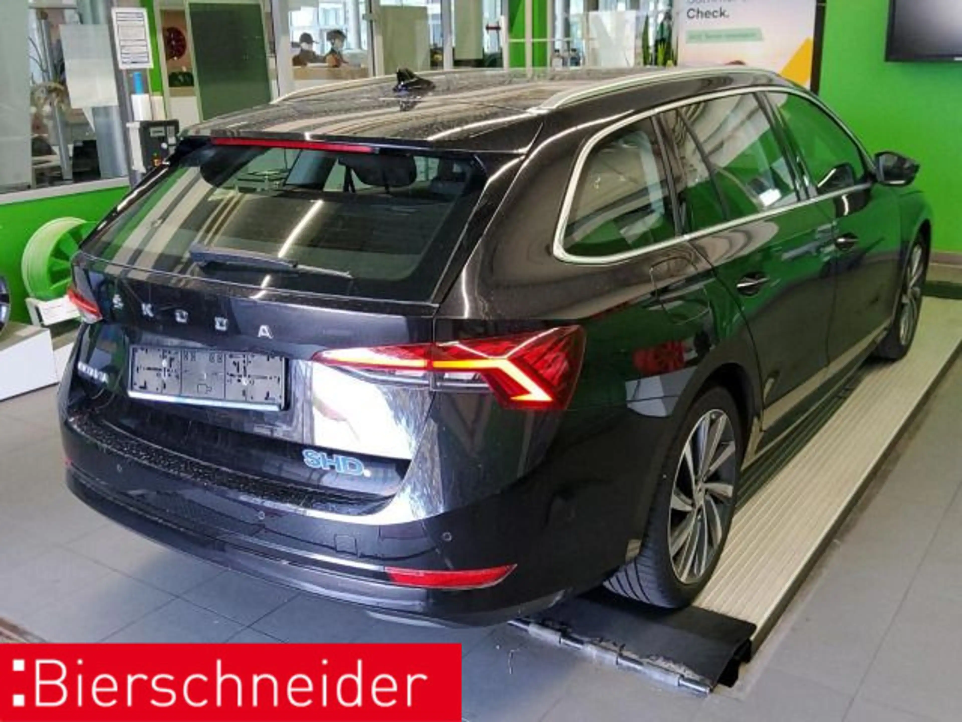 Skoda Octavia Combi 2.0 TDI DSG Style AHK MATRIX STAND — photo 3