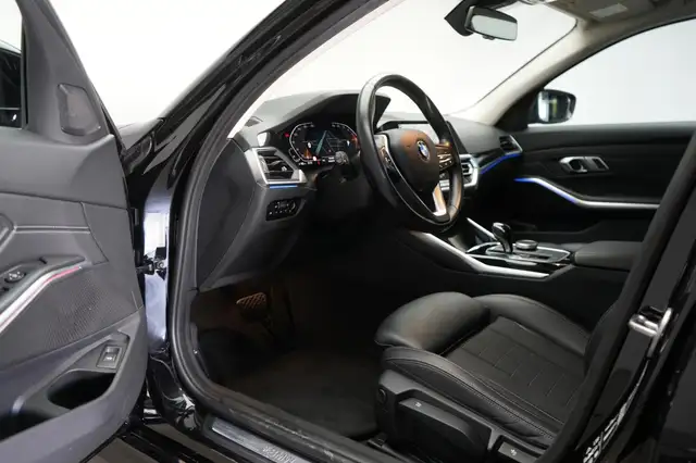 BMW 3 Series view 12