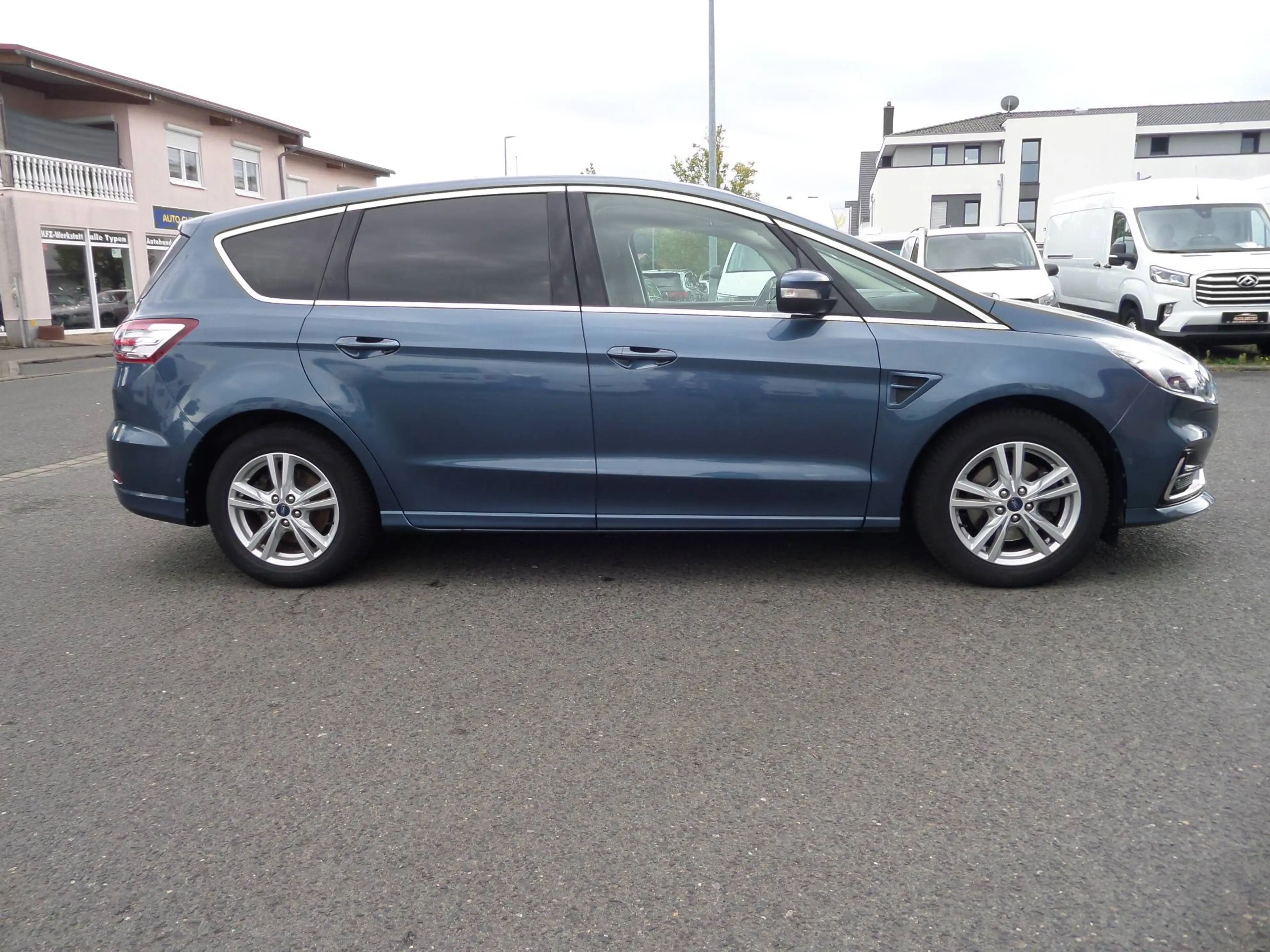 Ford S-Max Hybrid Titanium+Family-Paket+7-Sitzer+Automatik+AHK+LED+ACC+Pano+Navi+Cam+SHZ+1.Hand