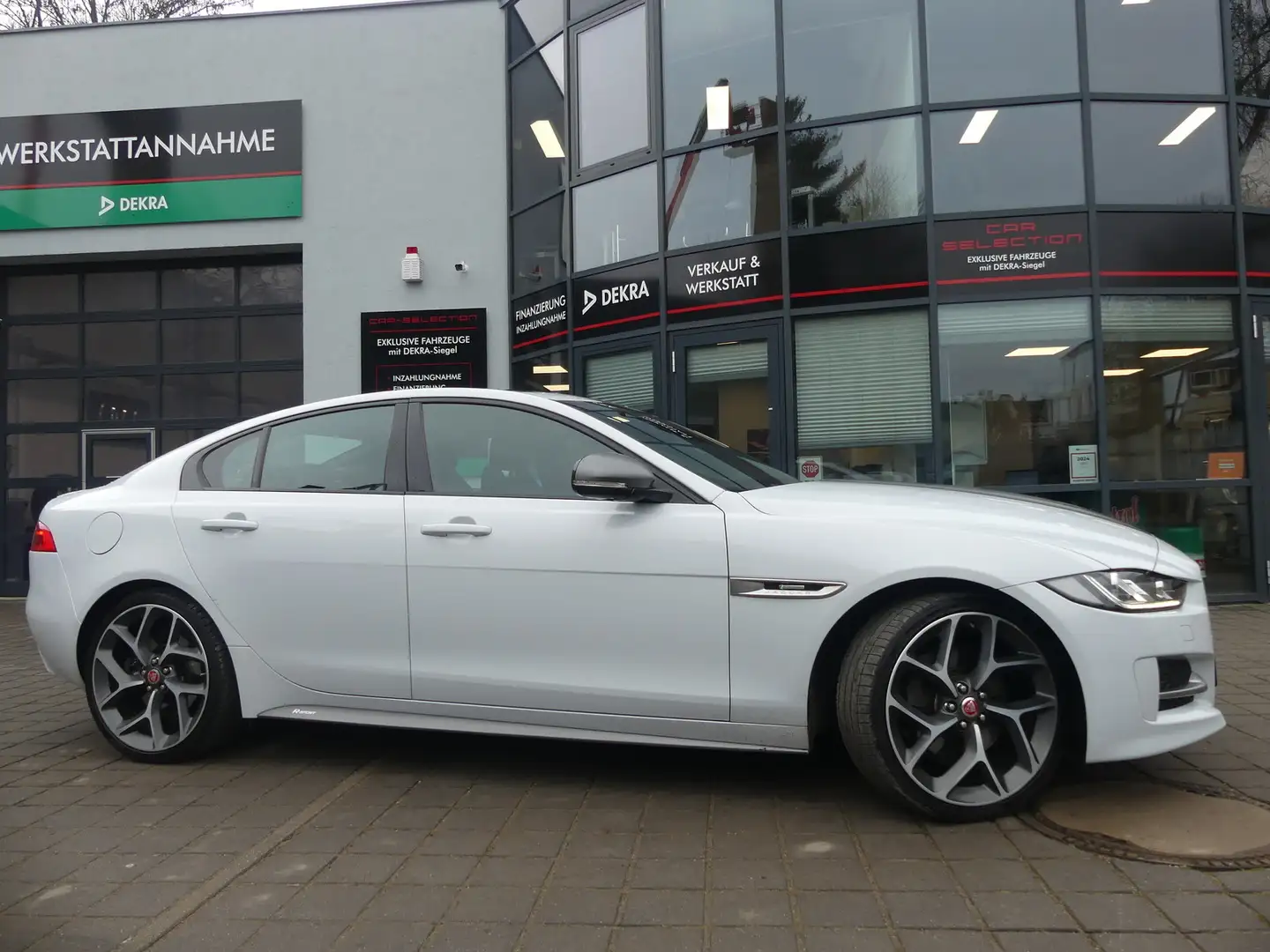 Jaguar XE 2.0 d R-Sport AWD PANO/XENON/KAM/MEMORY Weiß - 1