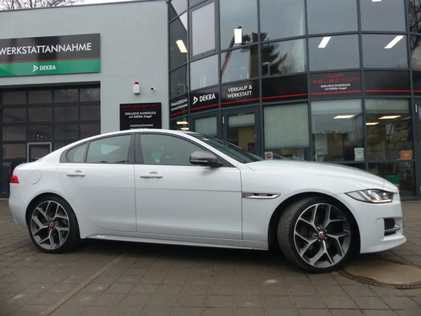 Jaguar XE 2.0 d R-Sport AWD PANO/XENON/KAM/MEMORY Blanc - 1