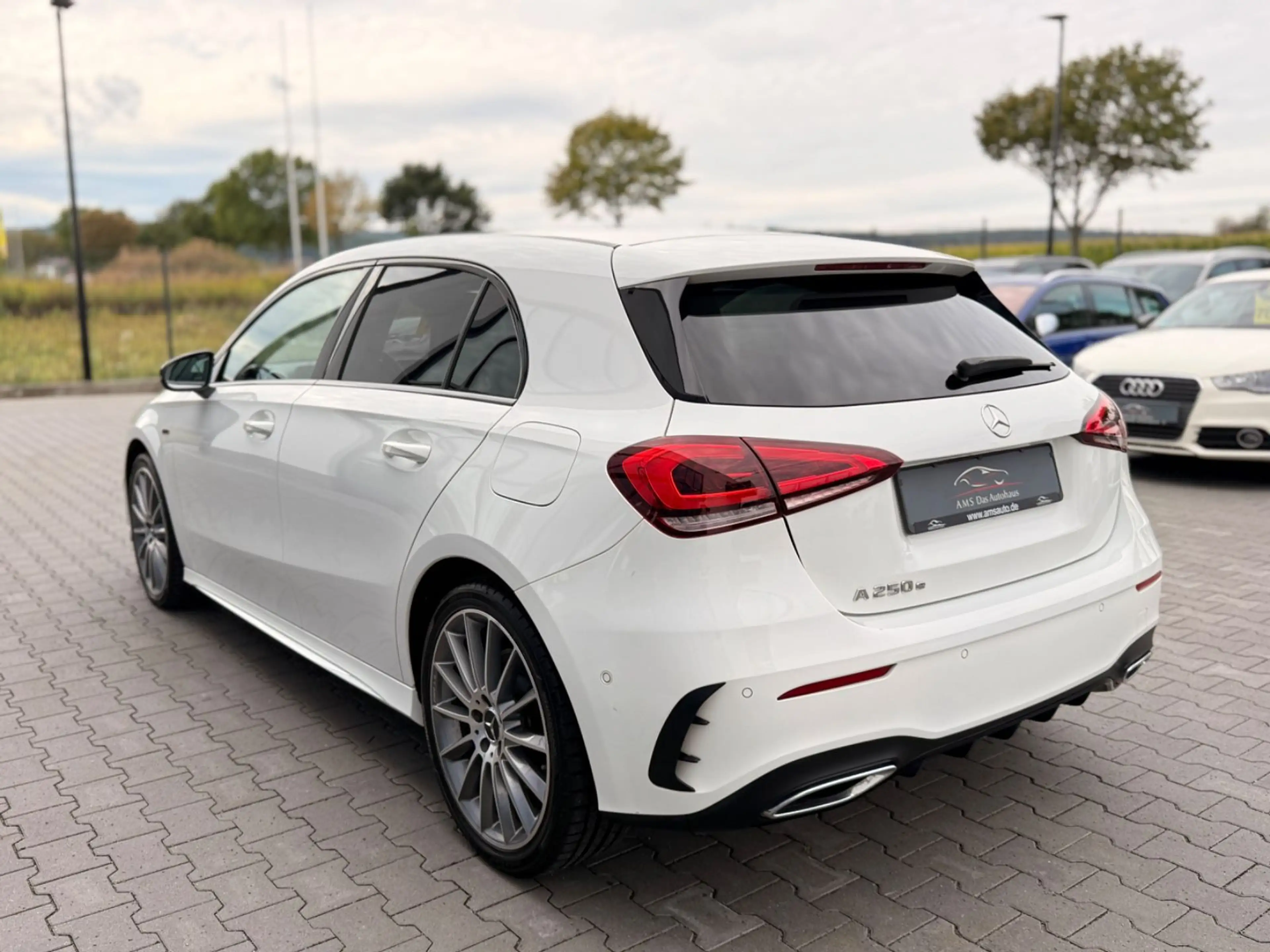 Mercedes-Benz A 250 e Aut. AMG Line LED Burmester Parklenk — photo 5