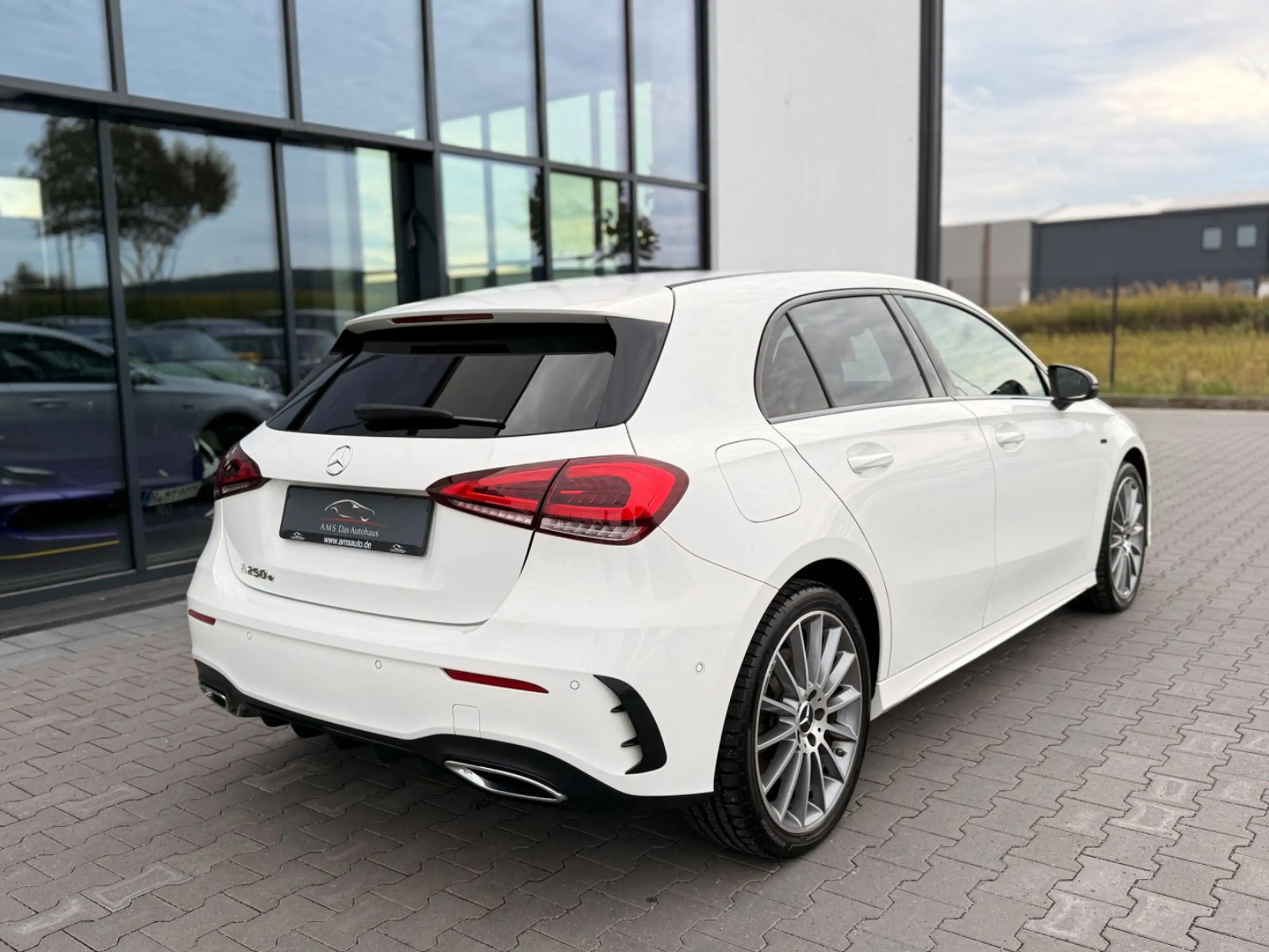 Mercedes-Benz A 250 e Aut. AMG Line LED Burmester Parklenk — photo 4