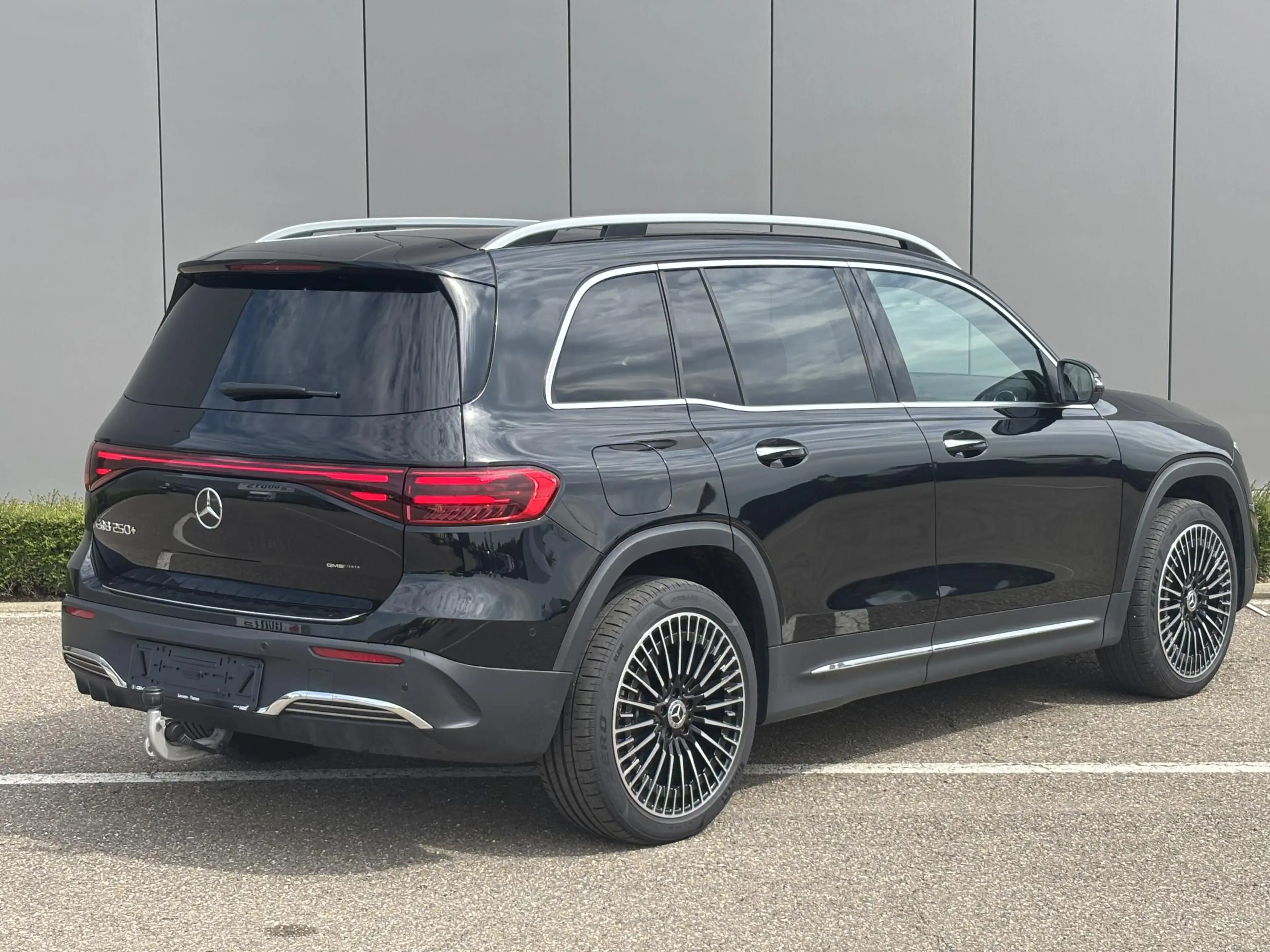 Mercedes-Benz EQB 250 EQB 250+ AMG Line — photo 3