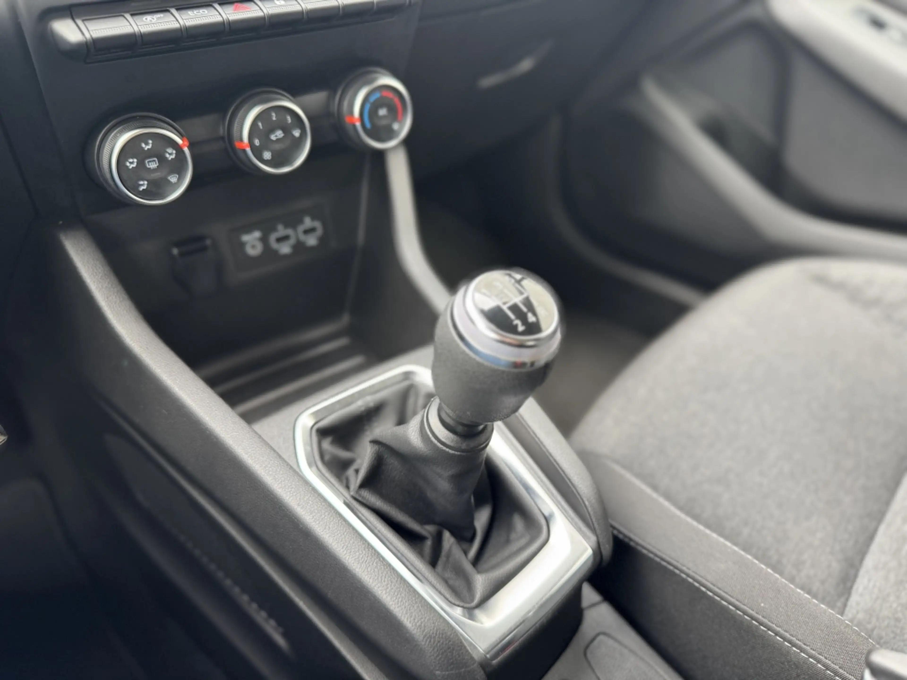 Renault Clio 1.0 TCe Zen — photo 18