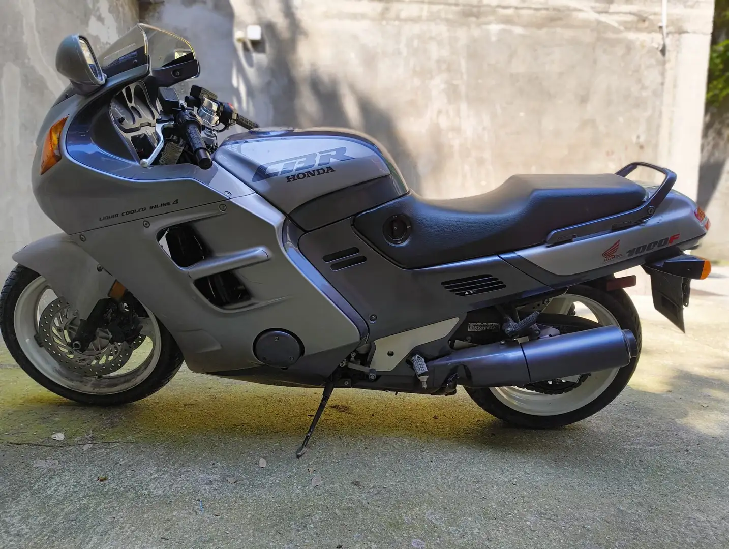 Honda CBR 1000 F Gri - 2
