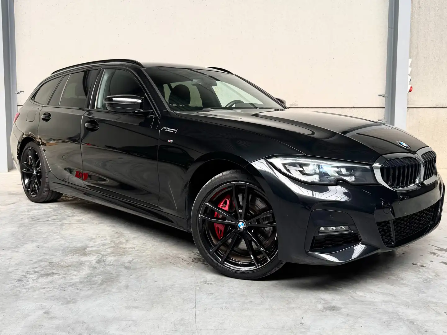 BMW 330 Touring 330e X-drive M-PACK Siyah - 1