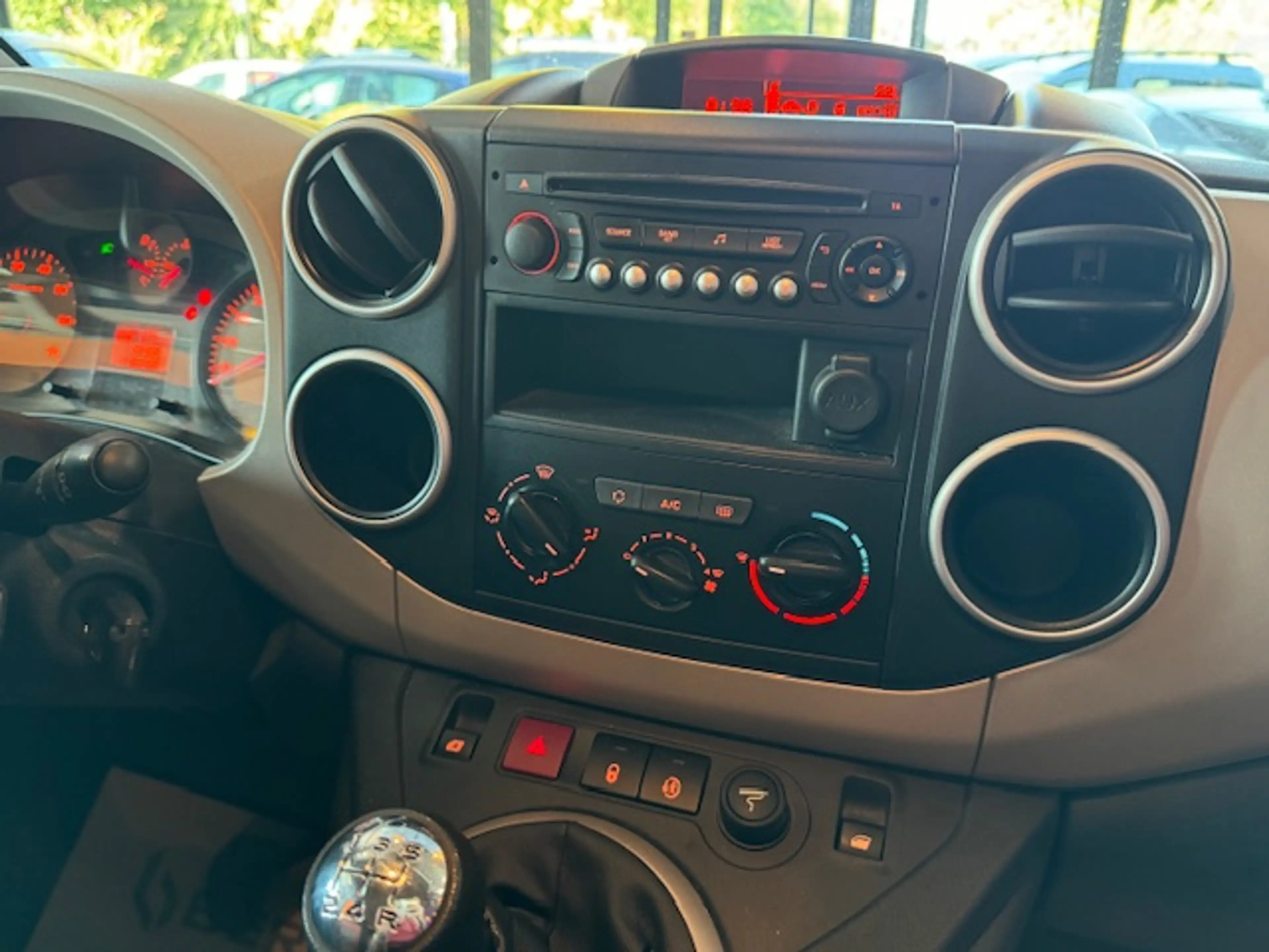 Peugeot Partner 1.2 - A/C - RADIO CD/AUX - LIM/REG - VITRES AV ELEC — photo 14