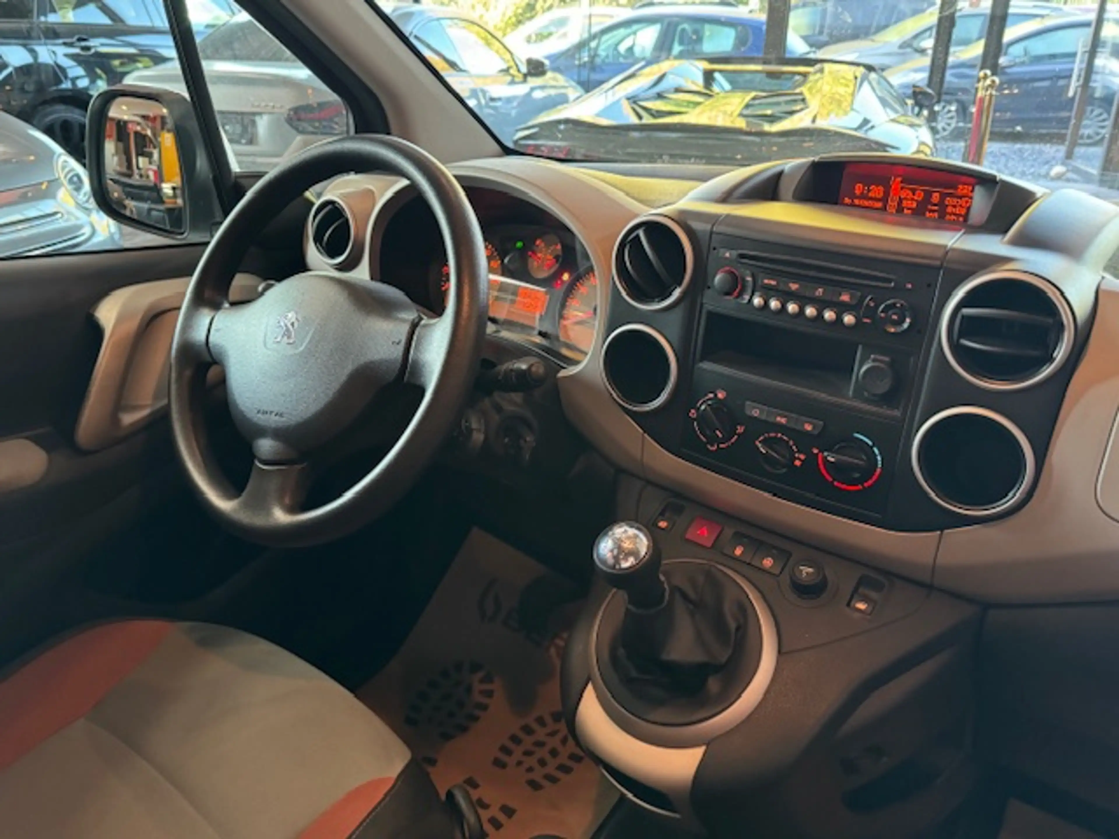 Peugeot Partner 1.2 - A/C - RADIO CD/AUX - LIM/REG - VITRES AV ELEC — photo 13