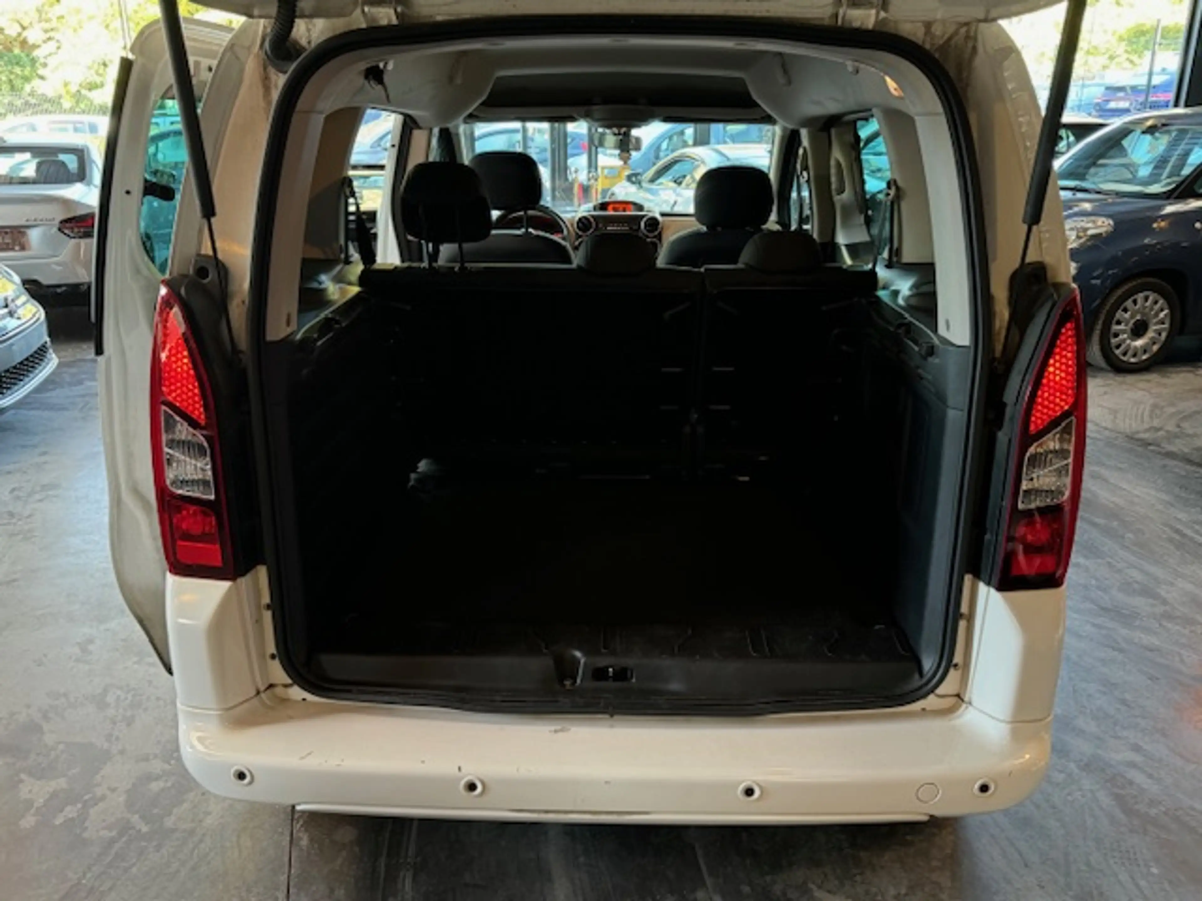 Peugeot Partner 1.2 - A/C - RADIO CD/AUX - LIM/REG - VITRES AV ELEC — photo 6