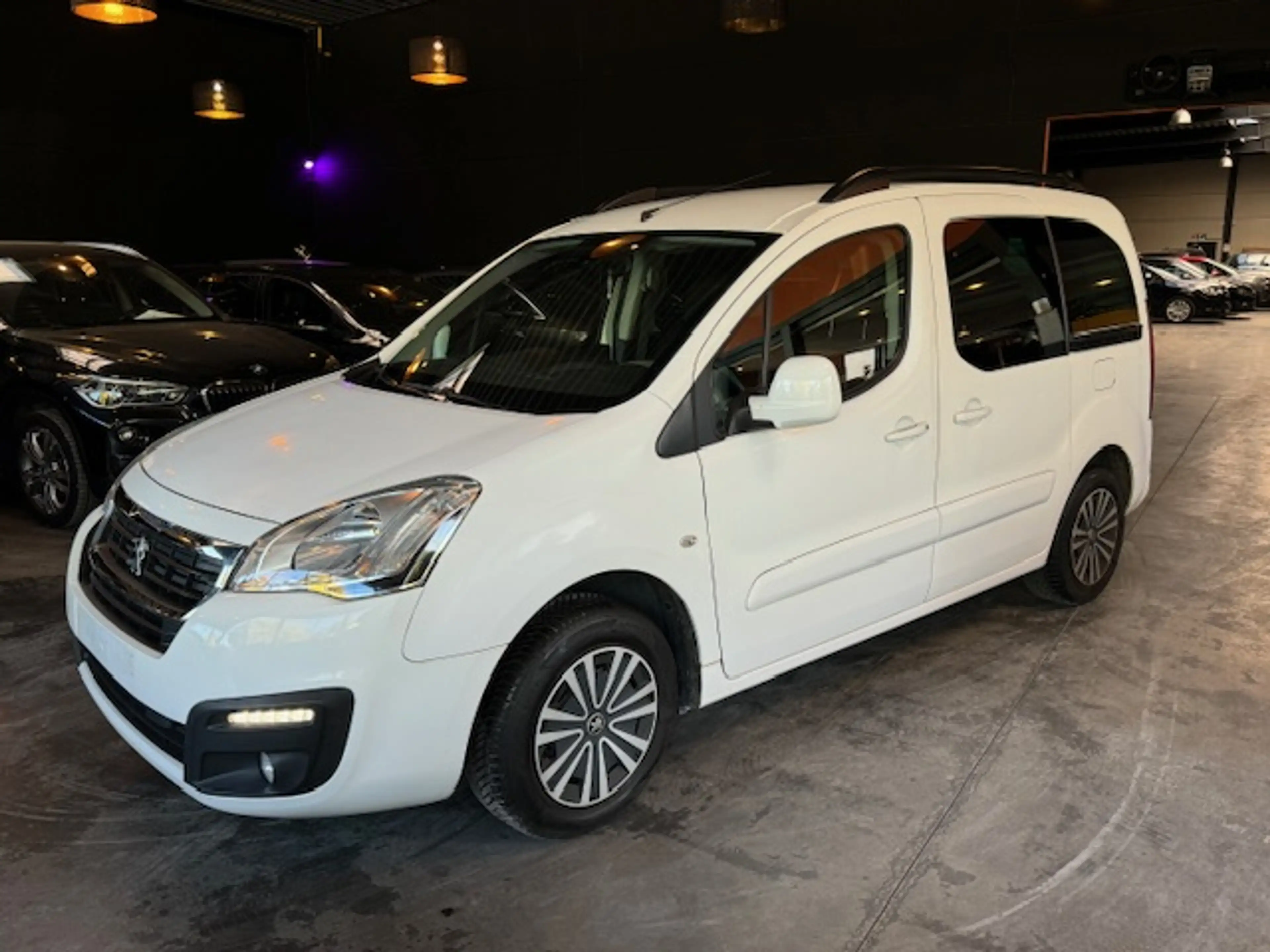 Peugeot Partner 1.2 - A/C - RADIO CD/AUX - LIM/REG - VITRES AV ELEC — photo 2