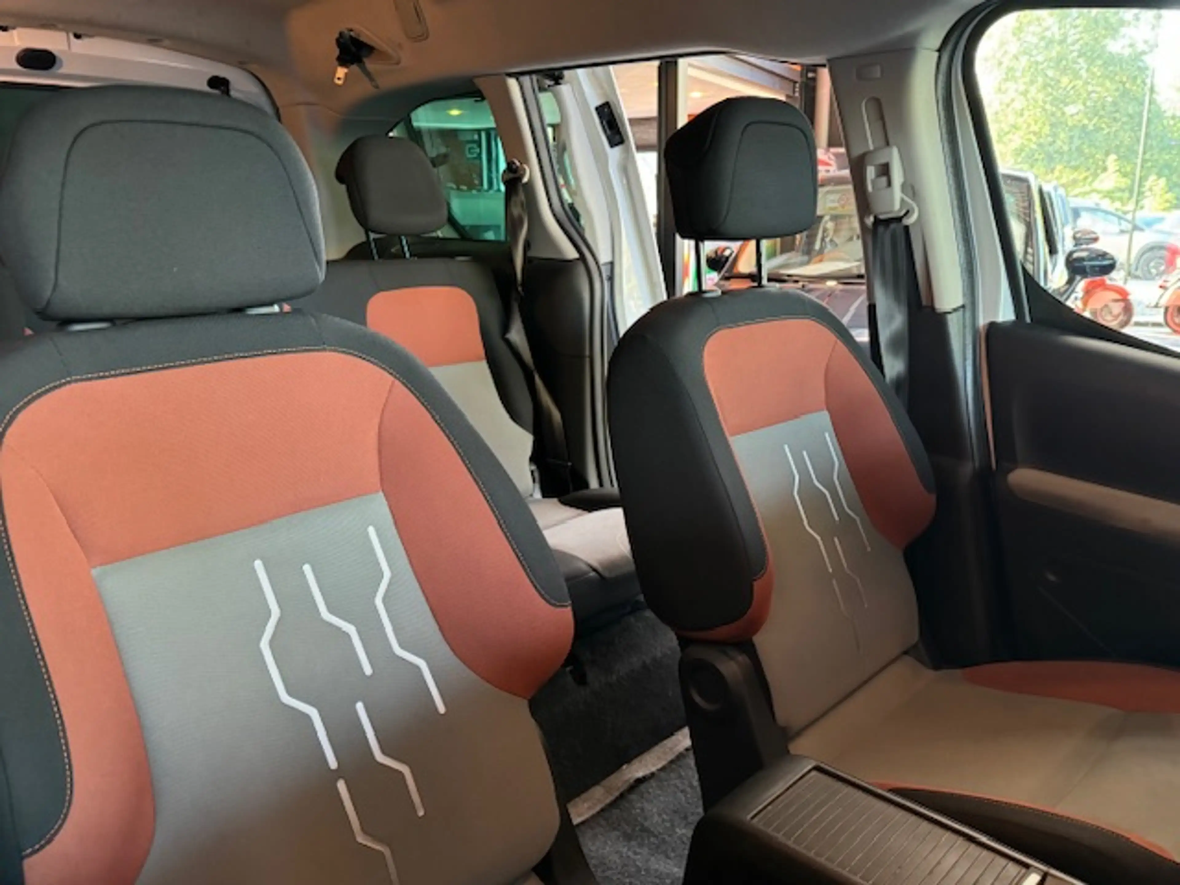 Peugeot Partner 1.2 - A/C - RADIO CD/AUX - LIM/REG - VITRES AV ELEC — photo 11