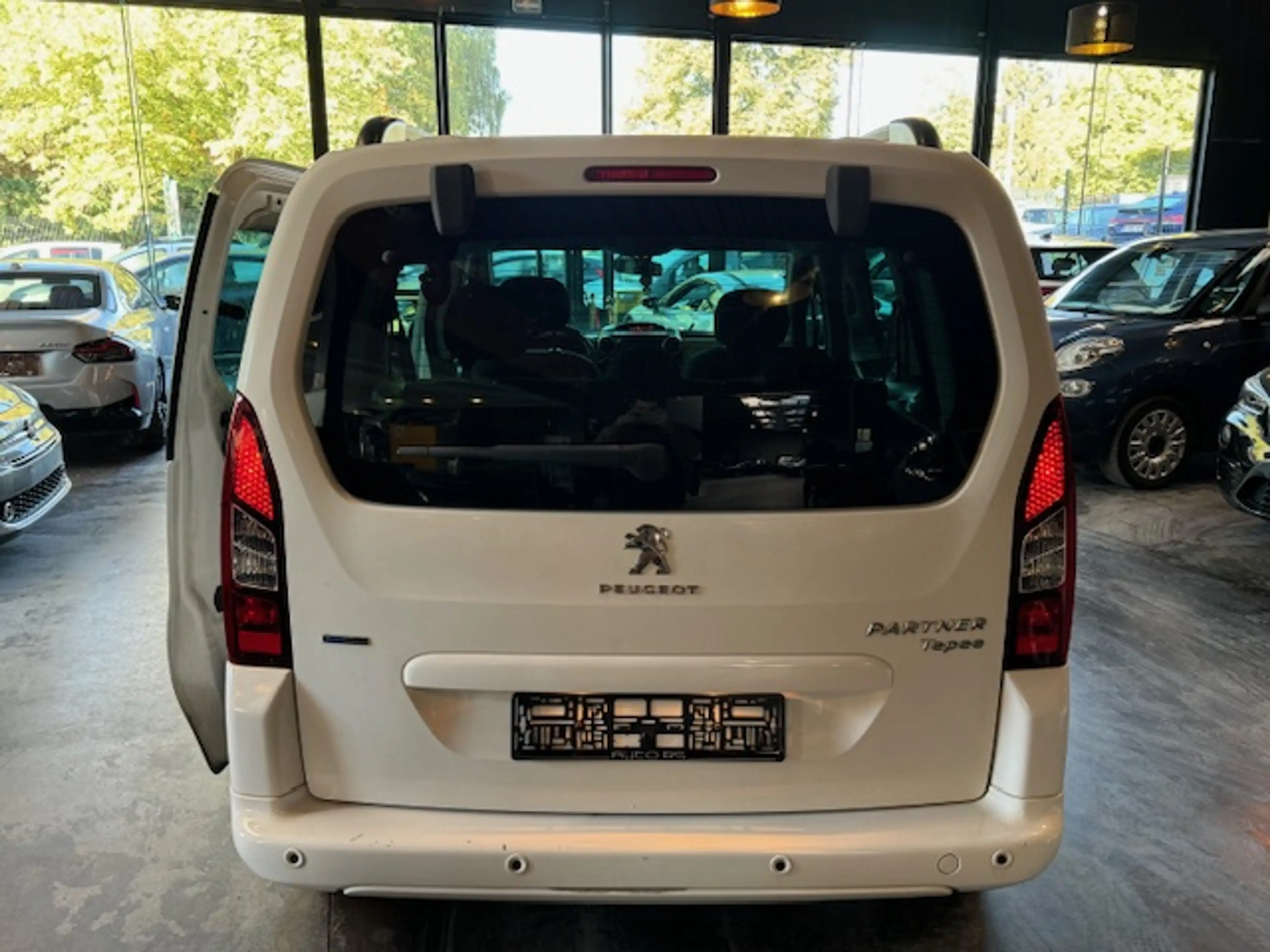 Peugeot Partner 1.2 - A/C - RADIO CD/AUX - LIM/REG - VITRES AV ELEC — photo 5
