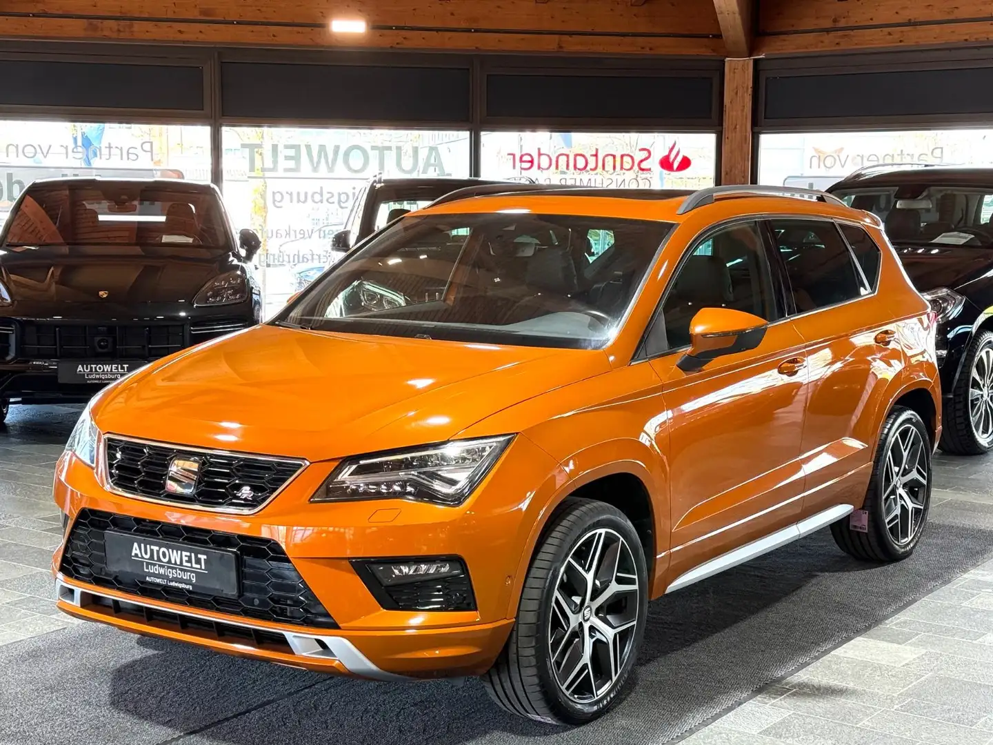 SEAT Ateca FR 4Drive 2.0 TSI ACC-LED-NAVI-LEDER-AHK Orange - 1