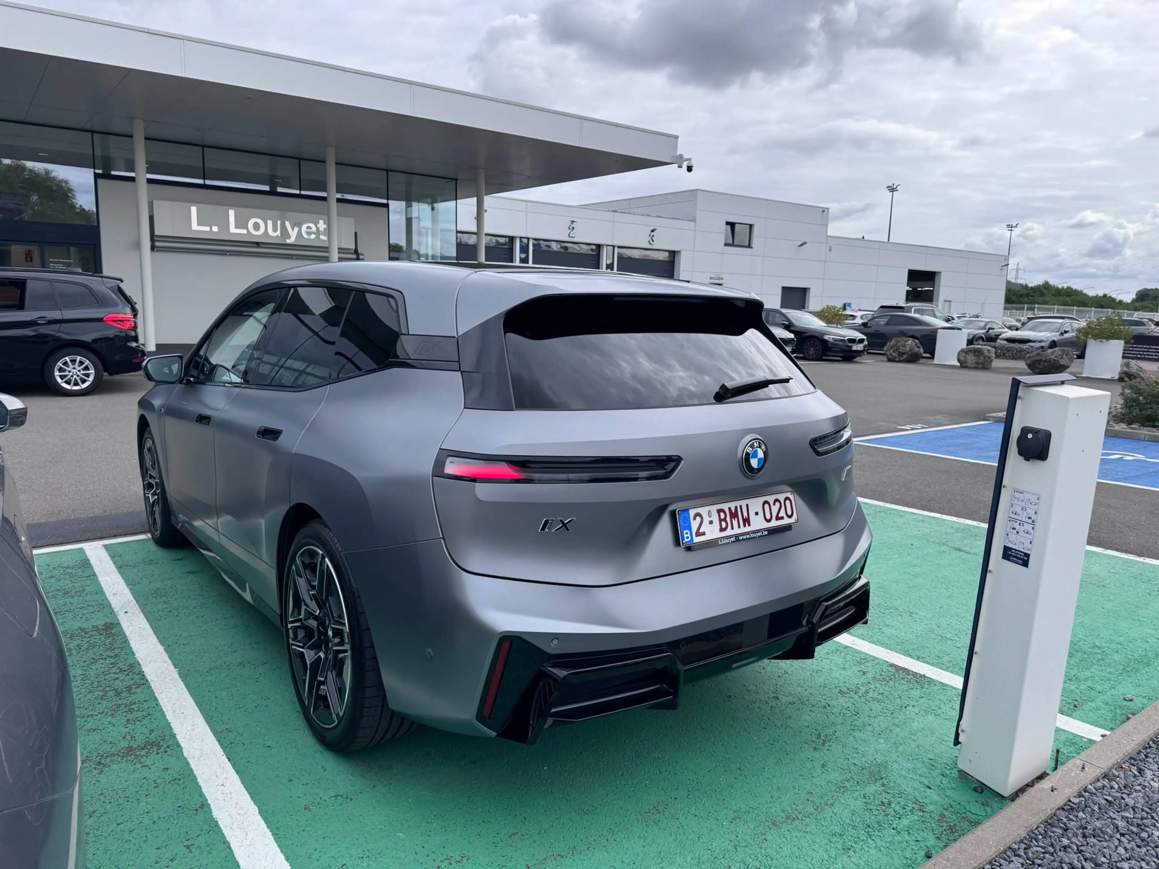 BMW iX xDrive 60 M Edition — photo 3