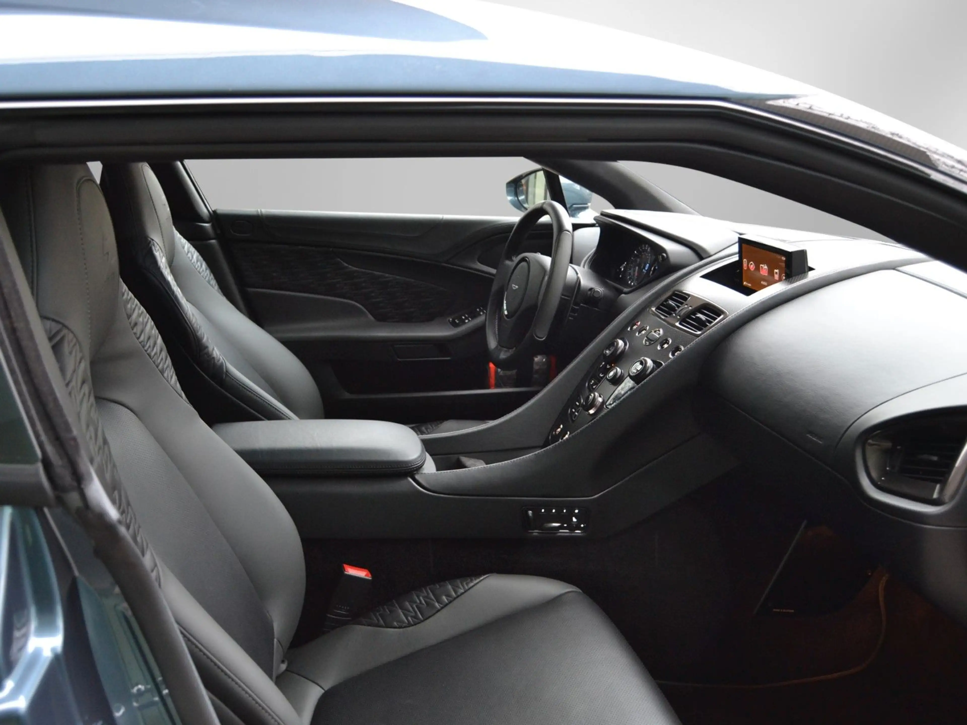 Aston Martin Vanquish Zagato Shooting Brake Nr. 92/99 — photo 12