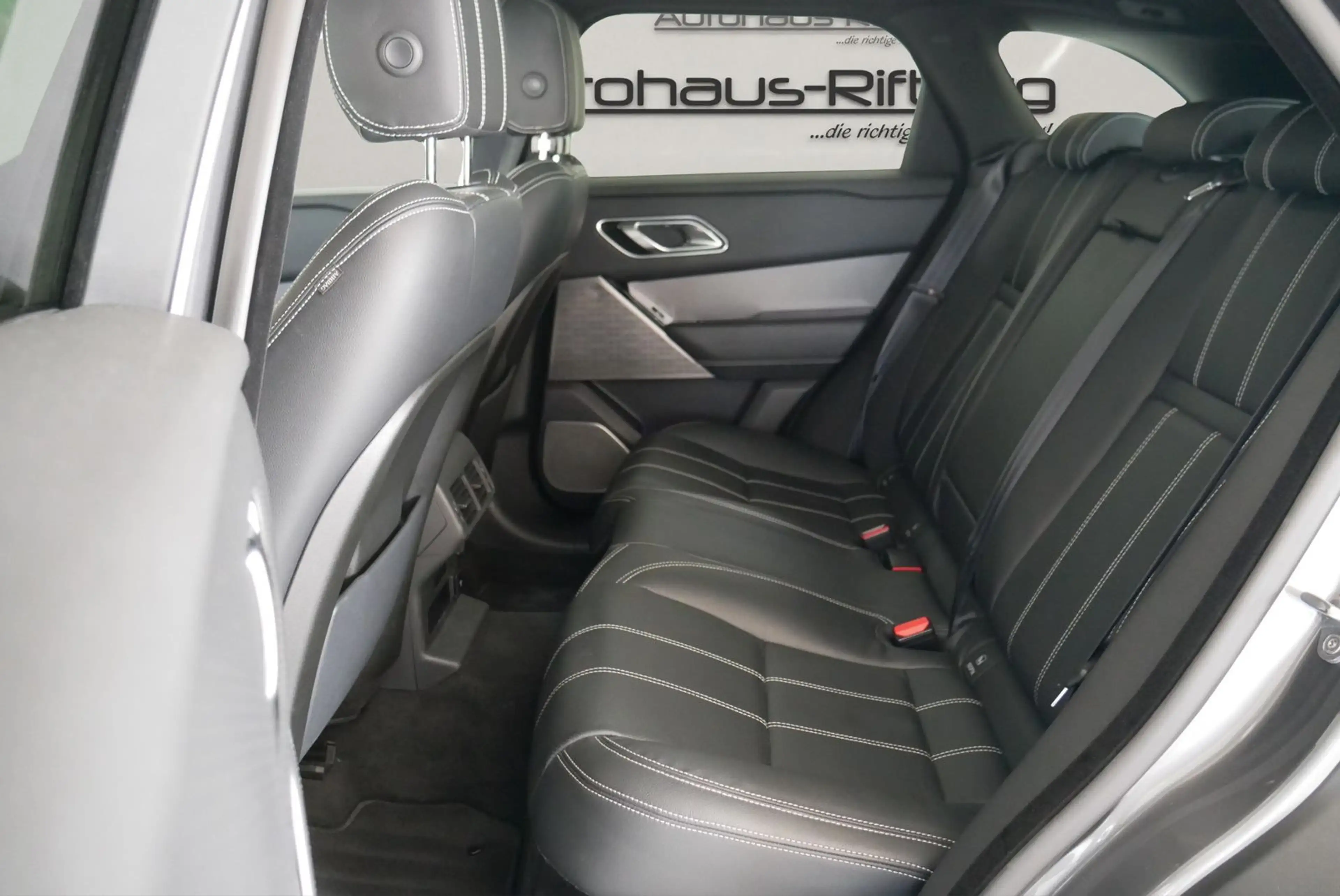 Land Rover Range Rover Velar 3.0 d R-Dynamic SE/Pano/ACC/21 — photo 9