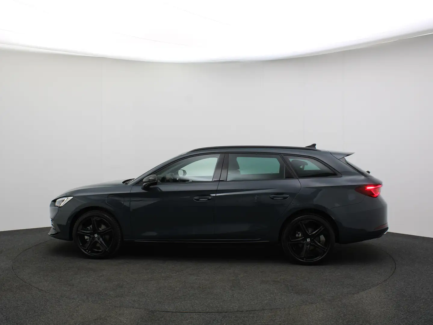 SEAT Leon Sportstourer 1.5 TSI eHybrid 204pk FR Business - e Blauw - 2
