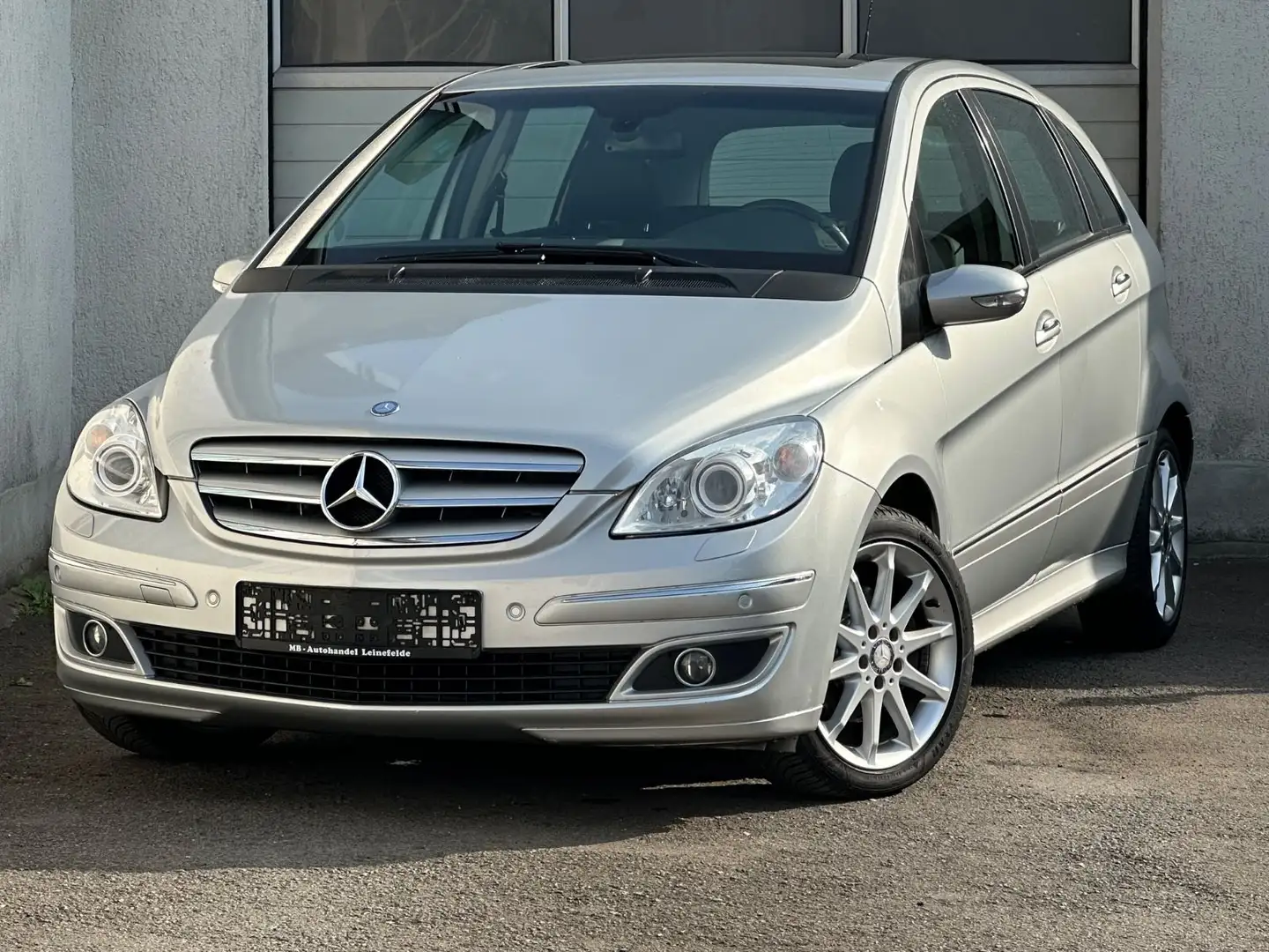 Mercedes-Benz B 200 Autom.*XENON*NAVI*ALU*SHZ*PANO*AHK*TÜV NEU Srebrny - 1