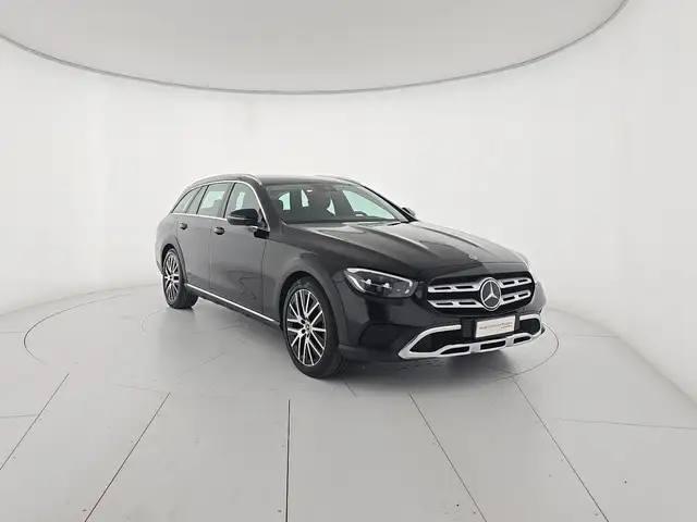 Mercedes-Benz 220 view 6