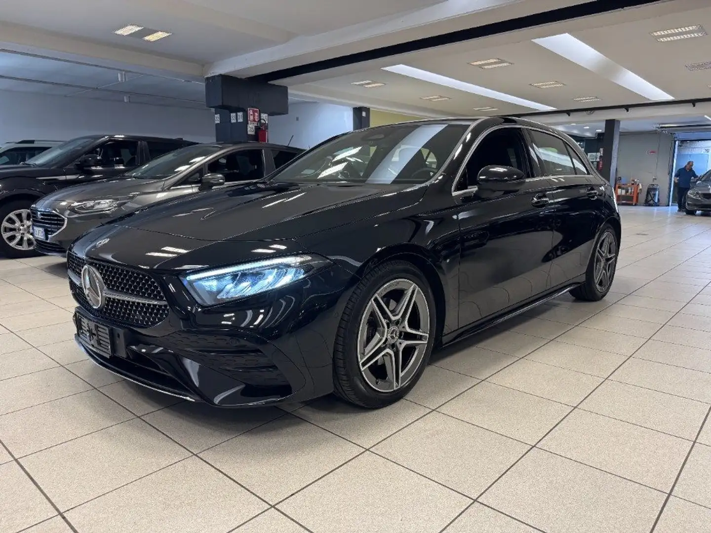 Mercedes-Benz A 180 Automatic AMG Line Advanced Plus Zwart - 1