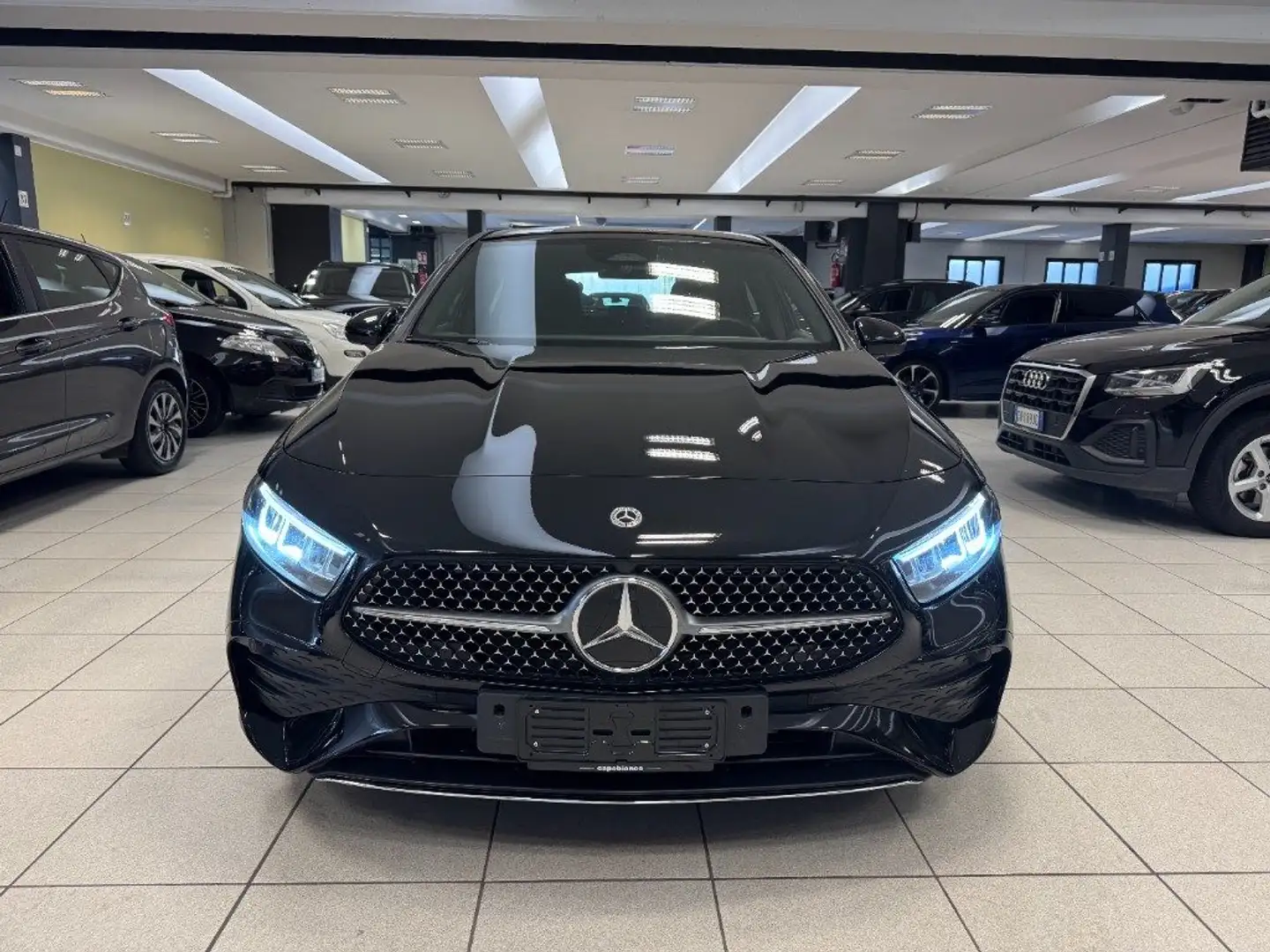 Mercedes-Benz A 180 Automatic AMG Line Advanced Plus Zwart - 2