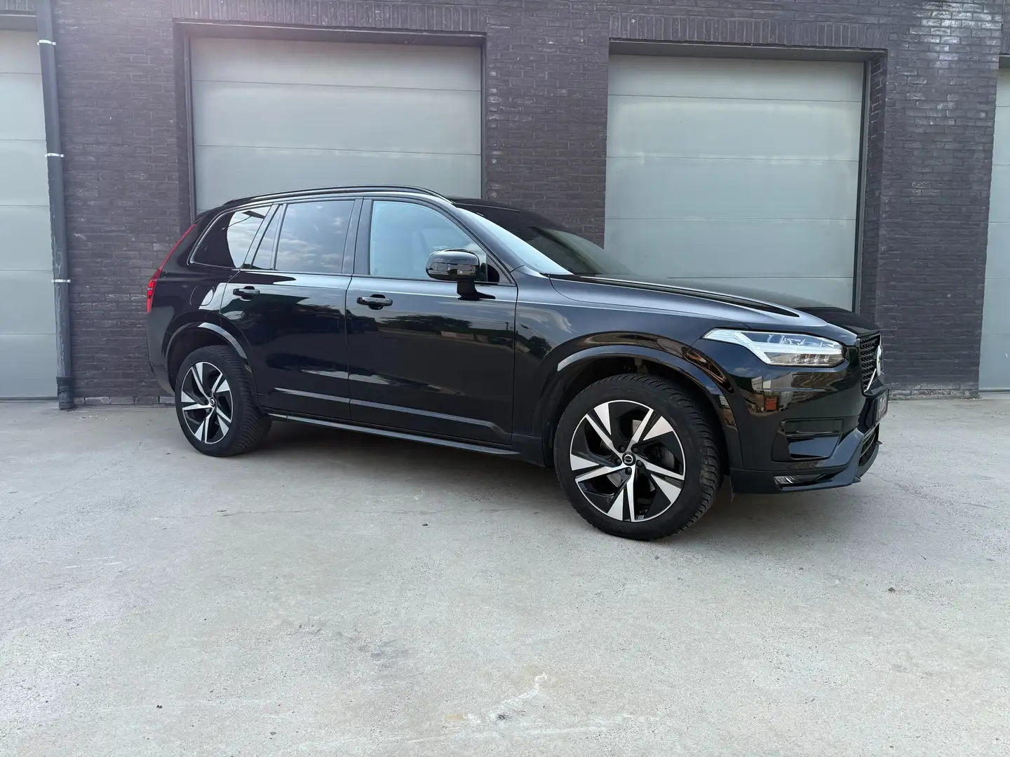 Volvo XC90 XC90 B5 AWD / RDesign / 7zit / PANO / PILOTASSIST Zwart - 2
