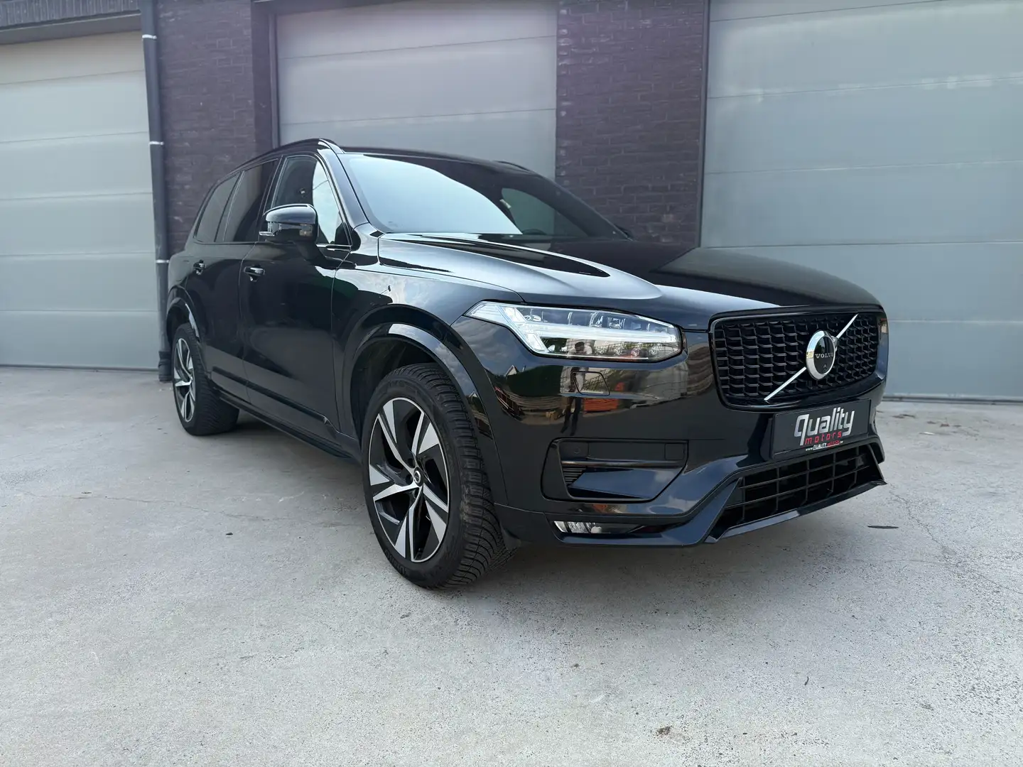 Volvo XC90 XC90 B5 AWD / RDesign / 7zit / PANO / PILOTASSIST Zwart - 1
