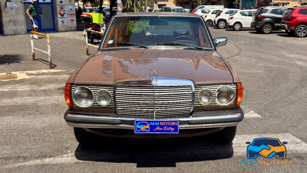 Mercedes-Benz 200 Berlina, foto 2