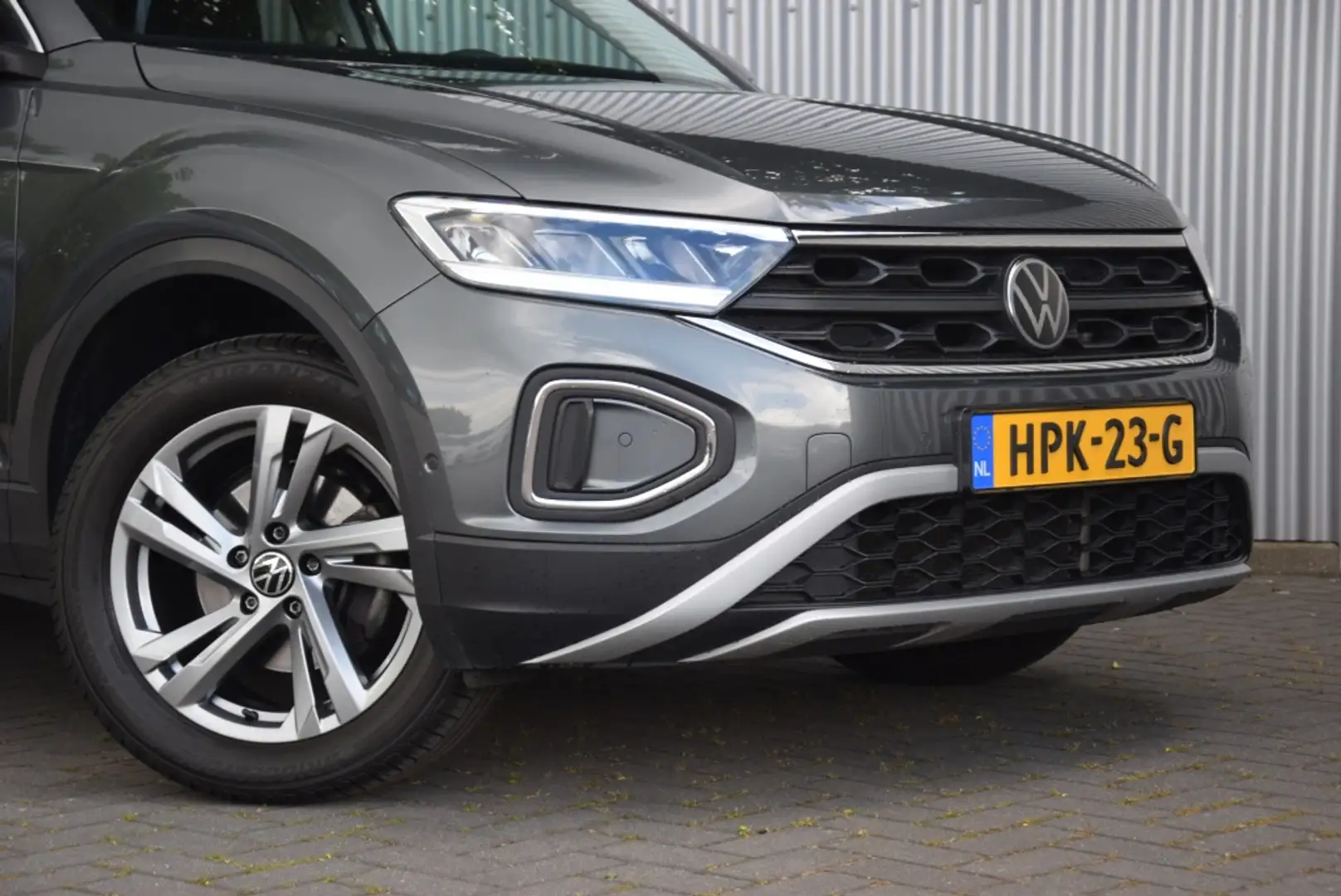 Volkswagen T-Roc 1.0TSI Life ParkAssist/Stoelverwarming/Carplay Grijs - 2
