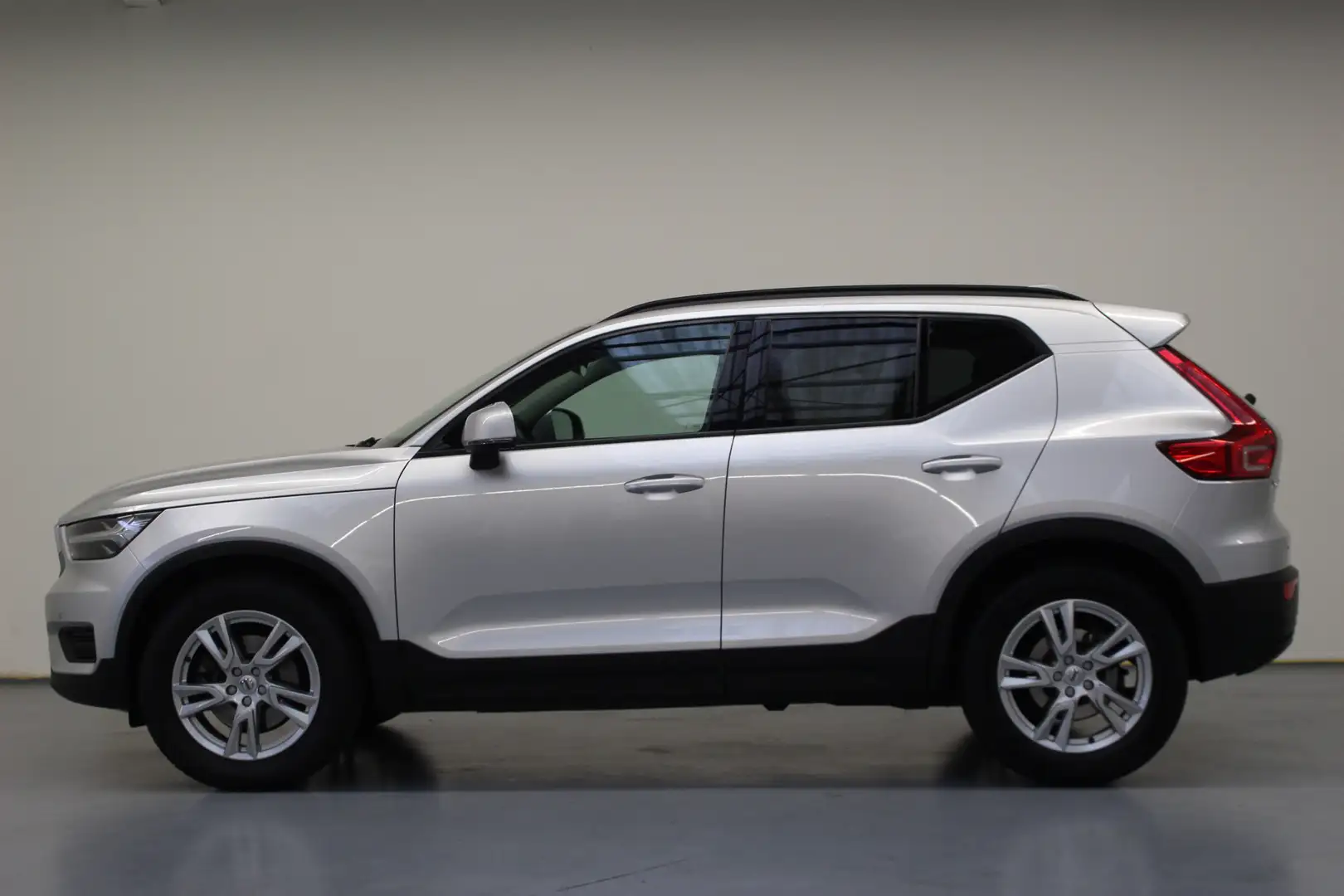 Volvo XC40 T4 Momentum | Rijklaarprijs | Stoelverwarming | BL Zilver - 2
