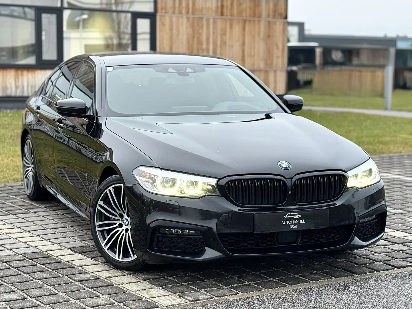 BMW 530 530d xDrive Aut. *M-PAKET, ASSISTENTEN, 360 KAMERA Schwarz - 1