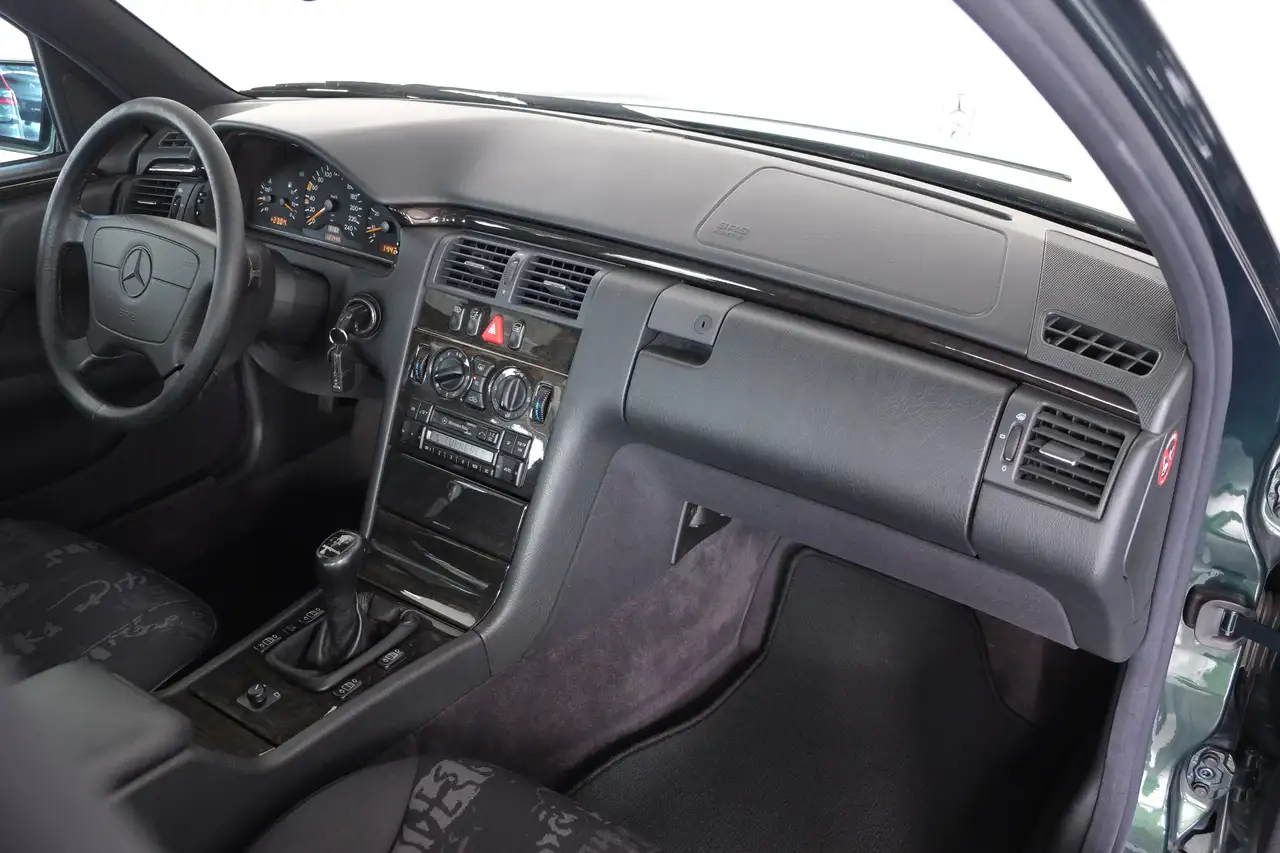 Mercedes-Benz E 230 Avantgarde VOOR DE LIEFHEBBER / Airco / Schuifdak, foto 4