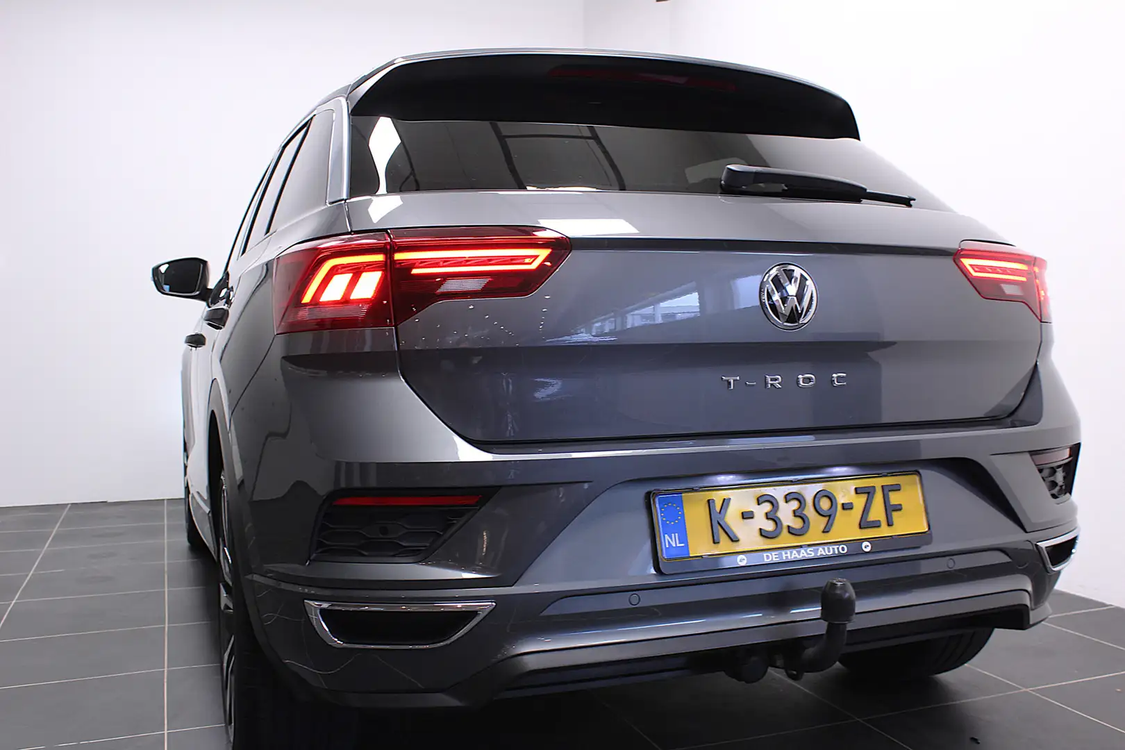 Volkswagen T-Roc 1.5 TSI R-Line/Virtual/Trekhaak/Camera/19 inch Grijs - 2
