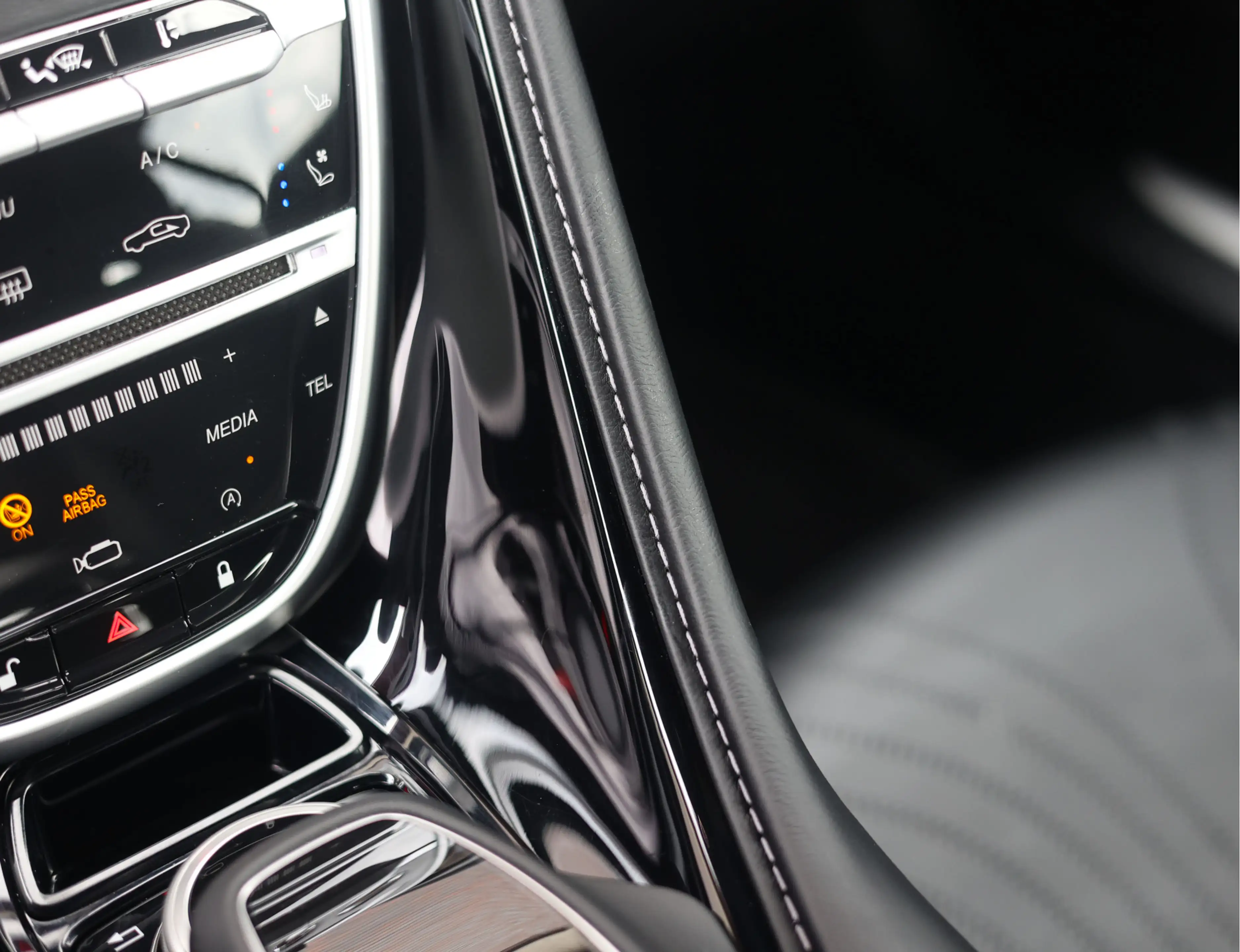 Aston Martin DB11 4.0 V8 — photo 35